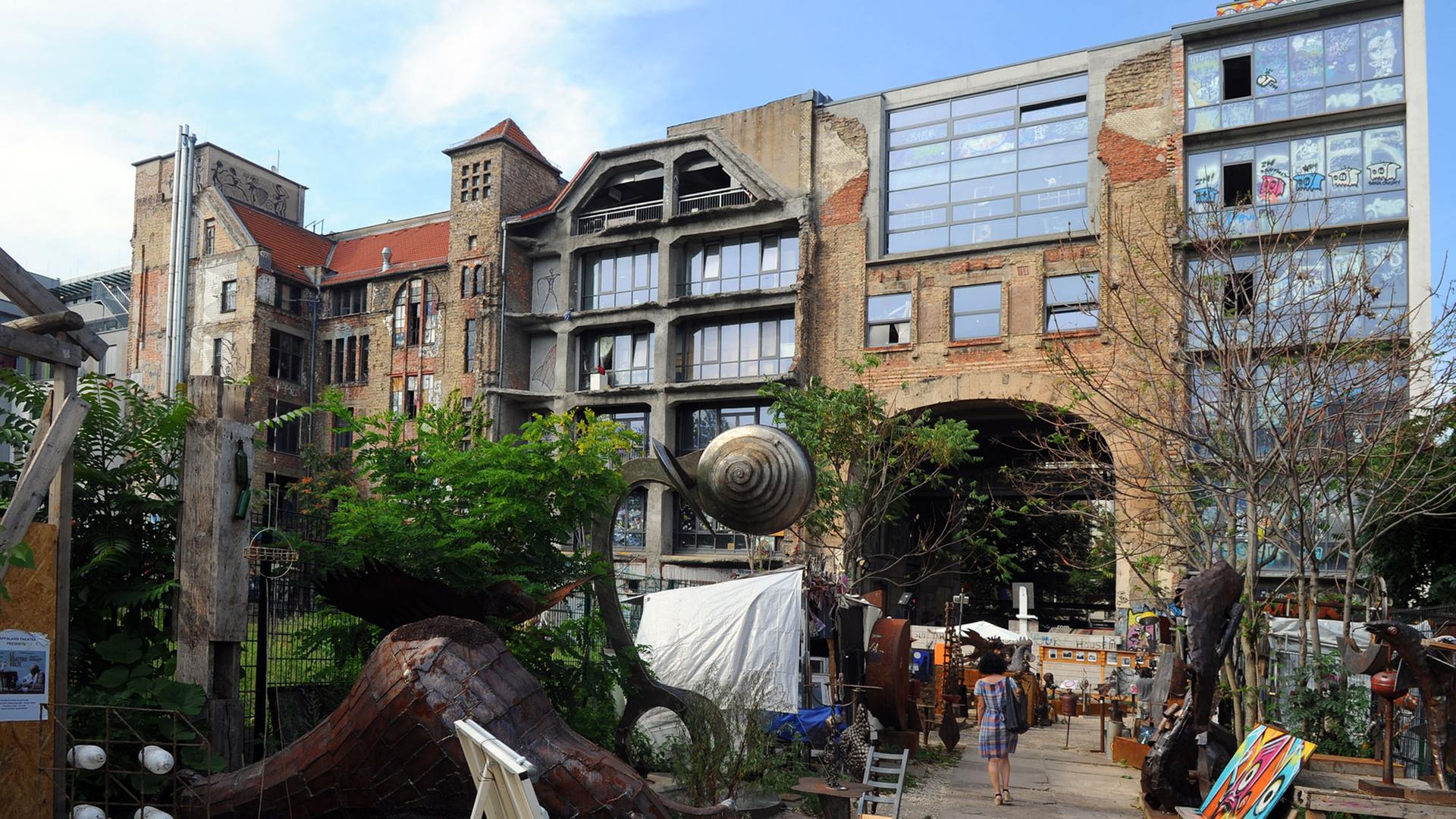 Blick auf das Kunsthaus Tacheles und den Hof am Donnerstag (02.08.2012) in der Oranienburger Straße in Berlin. Blick auf das Kunsthaus Tacheles und den Hof am Donnerstag (02.08.2012) in der Oranienburger Straße in Berlin.