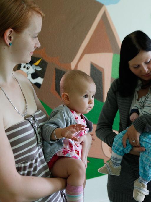 Zwei Mütter mit ihren kleinen Kindern