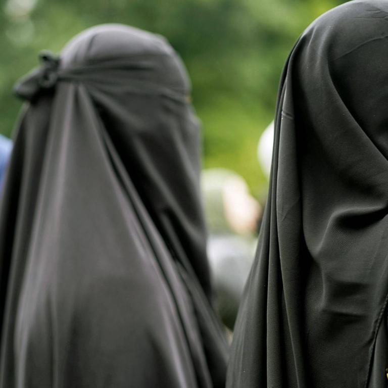 Das Foto zeigt eine Demonstration gegen das Burkaverbot in Den Haag im August 2019. Zu sehen sind drei Frauen in Vollverschleierung.