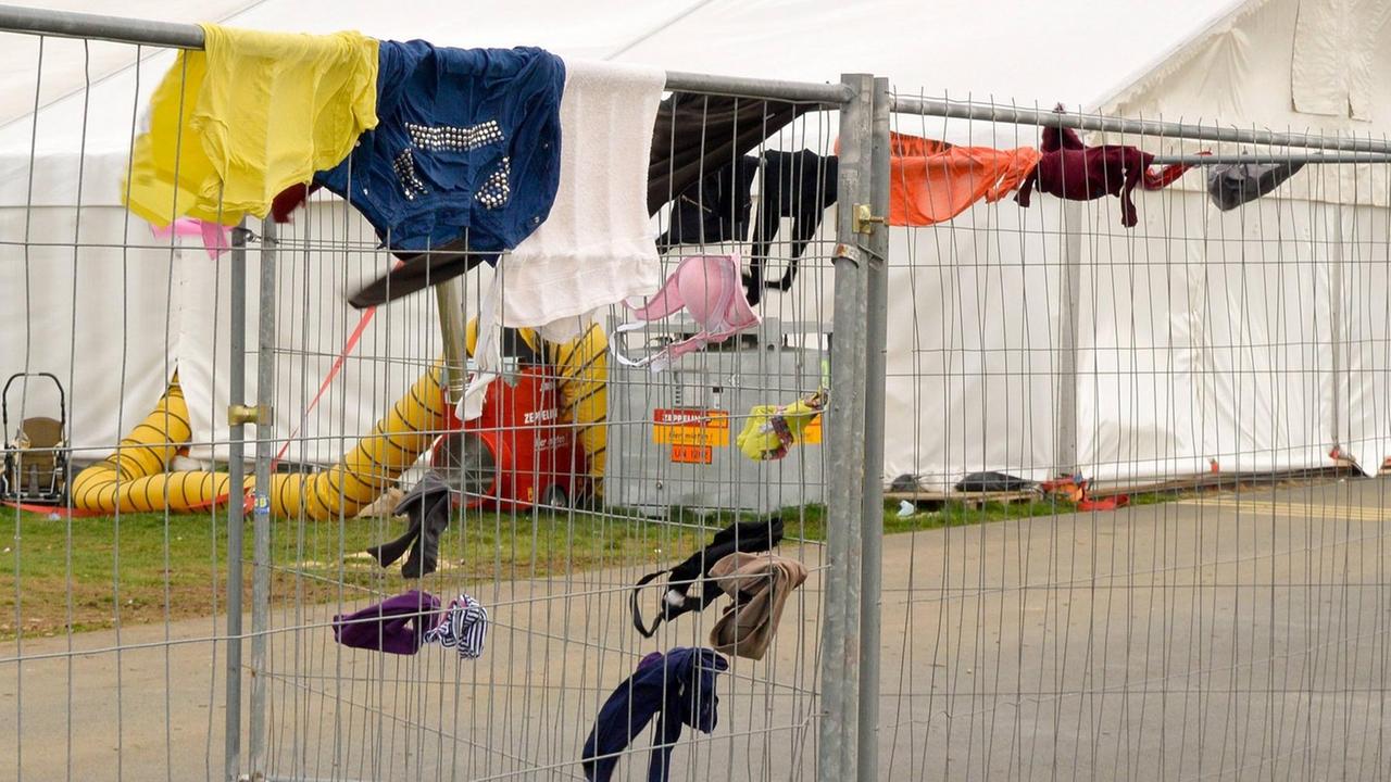 Der Zaun eines Flüchtlingslagers in Kassel, 5. April 2020. Der Zaun eines Flüchtlingslagers in Kassel, 5. April 2020.