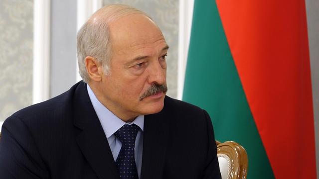 Der weißrussische Präsident Alexander Lukaschenko unterhält sich am 17.01.2017 in Minsk (Weißrussland) mit Bundesaußenminister Gabriel (nicht im Bild). Foto: Friedemann Kohler/dpa | Verwendung weltweit
