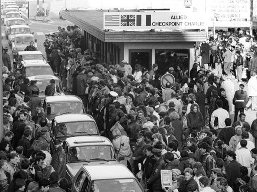 Großer Andrang von Bürgern aus der DDR am Grenzübergang Checkpoint Charlie in Berlin am 10.11.1989.