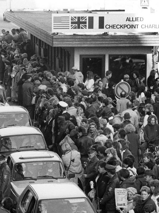 Großer Andrang von Bürgern aus der DDR am Grenzübergang Checkpoint Charlie in Berlin am 10. November 1989.