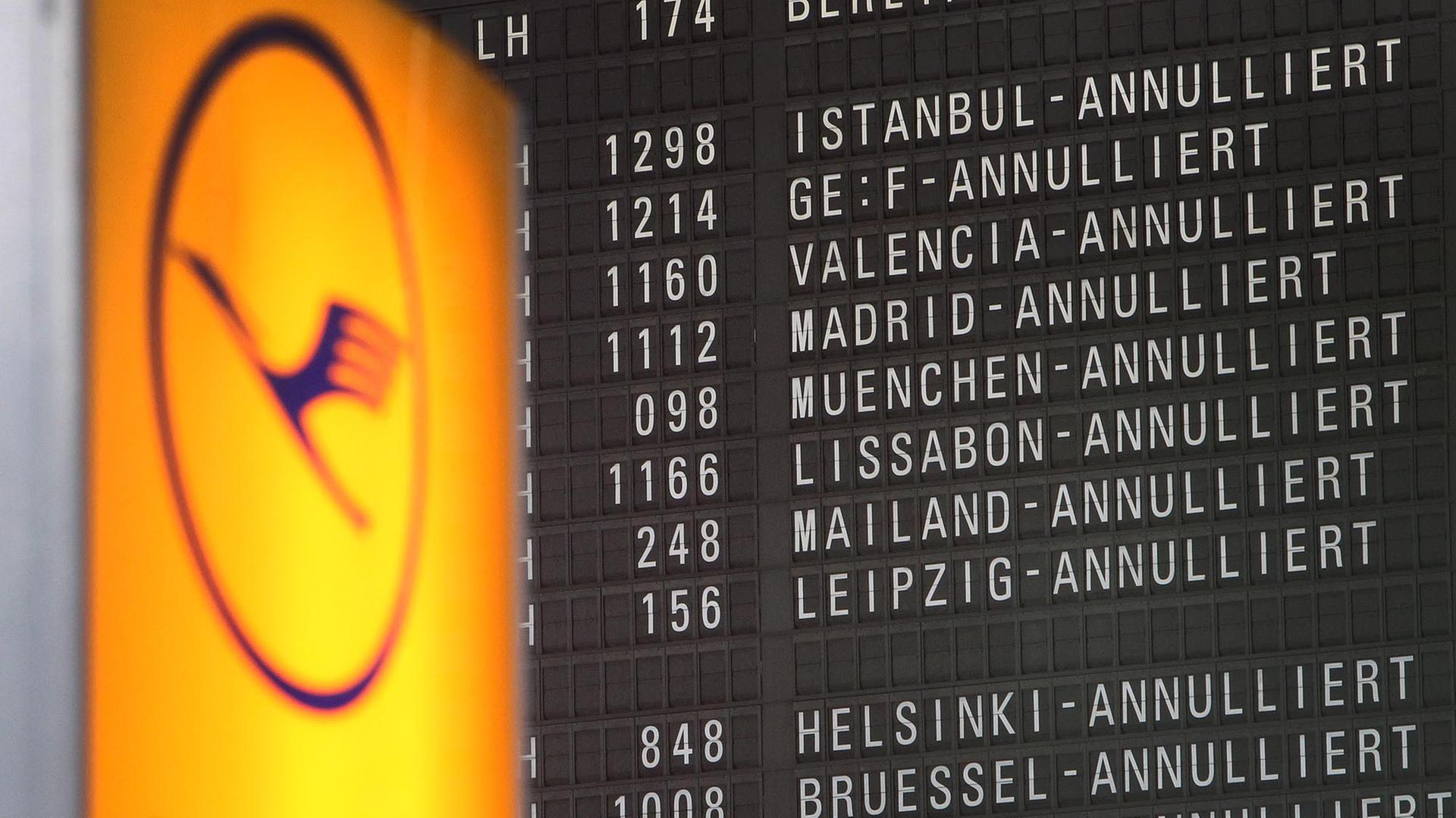 Eine Anzeigetafel auf dem Frankfurter Flughafen am 21. Oktober. Streikbedingt fielen zwei Drittel aller Lufthansa-Flüge aus. Eine Anzeigetafel auf dem Frankfurter Flughafen am 21. Oktober. Streikbedingt fielen zwei Drittel aller Lufthansa-Flüge aus.