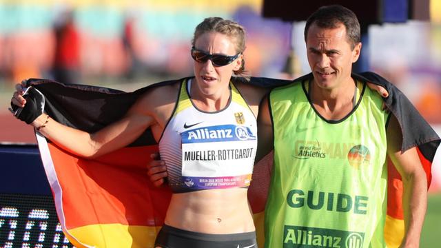 Katrin Müller-Rottgardt freut sich über den Sieg im Sprint. Neben ihr ist der Helfer Alexander Kosenkow.