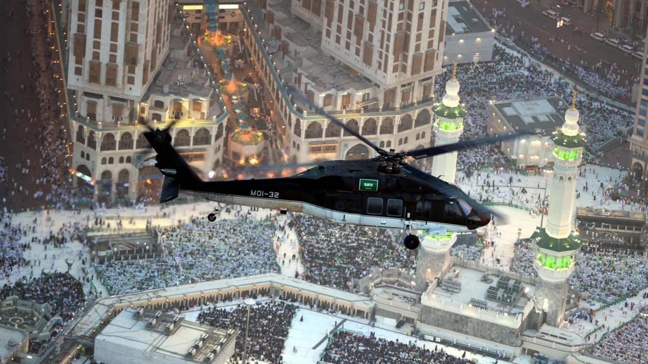 Ein Hubschrauber der saudi-arabischen Sicherheitskräfte fliegt am 15.08.2017 über der Heiligen Moschee von Mekka (Saudi-Arabien). Ein Hubschrauber der saudi-arabischen Sicherheitskräfte fliegt am 15.08.2017 über der Heiligen Moschee von Mekka (Saudi-Arabien).