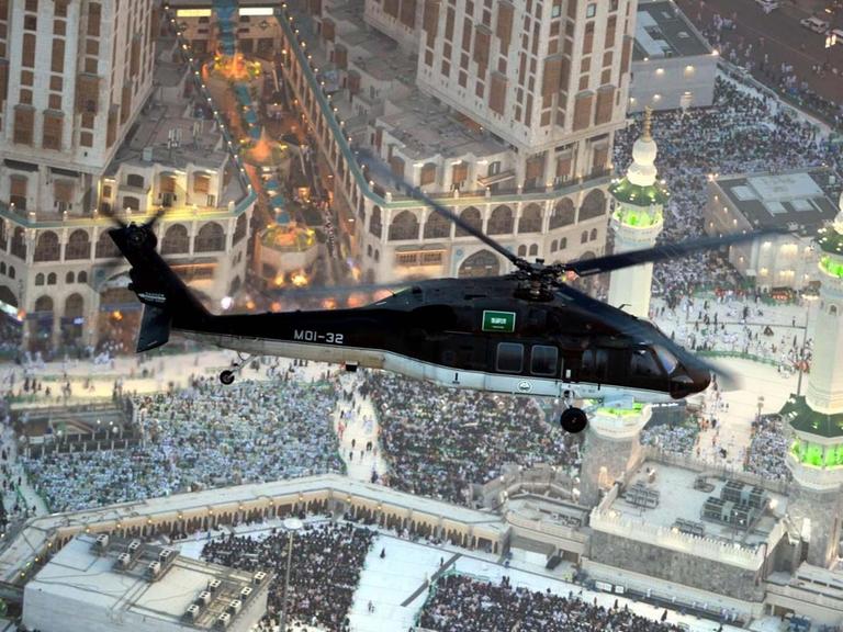 Ein Hubschrauber der saudi-arabischen Sicherheitskräfte fliegt am 15.08.2017 über der Heiligen Moschee von Mekka (Saudi-Arabien).