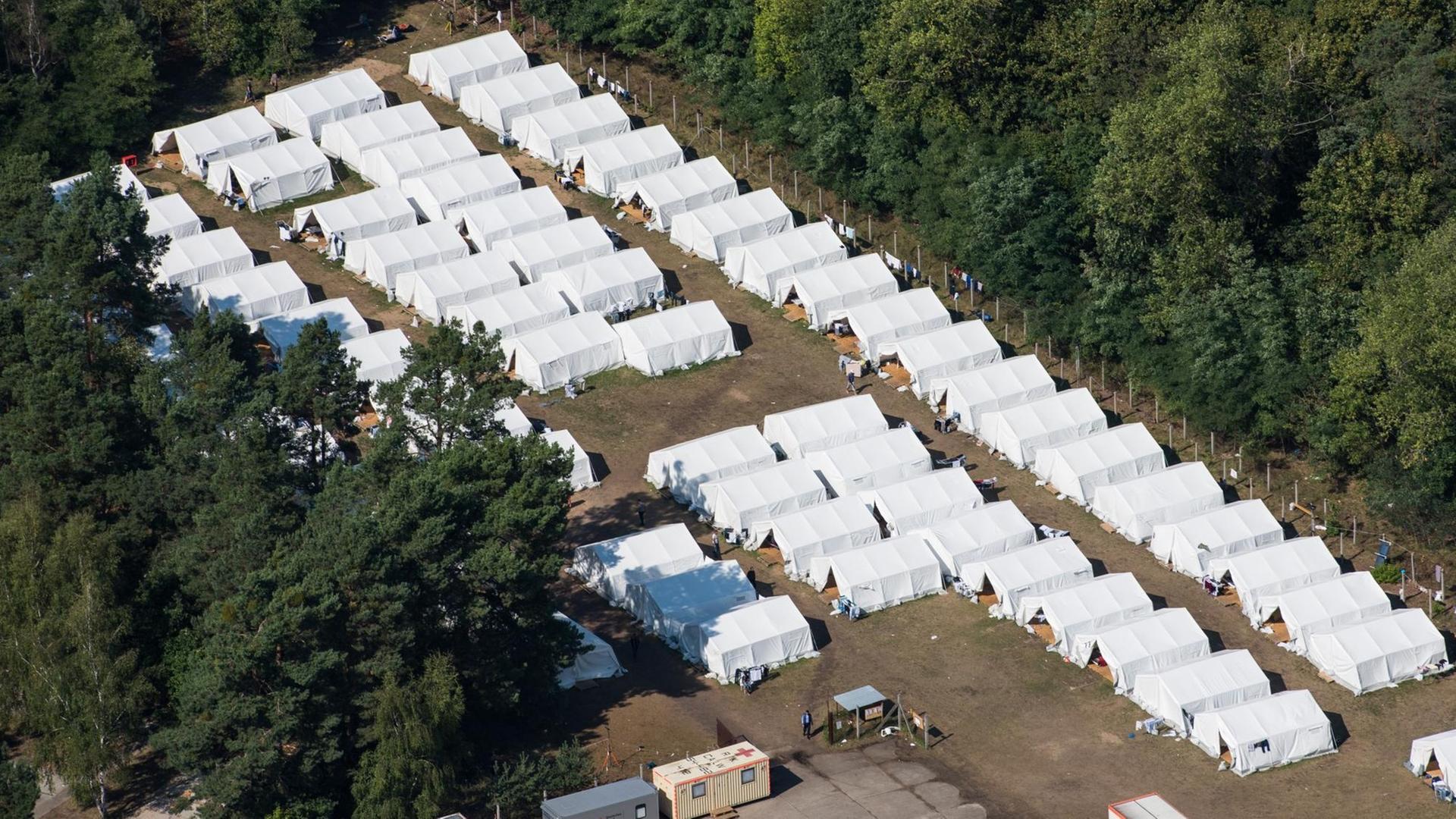 Dicht an dicht stehen Zelte für Flüchtlinge am 12.09.2015 auf dem Gelände der Erstaufnahmestelle für Asylbewerber in Eisenhüttenstadt (Brandenburg) Dicht an dicht stehen Zelte für Flüchtlinge am 12.09.2015 auf dem Gelände der Erstaufnahmestelle für Asylbewerber in Eisenhüttenstadt (Brandenburg)