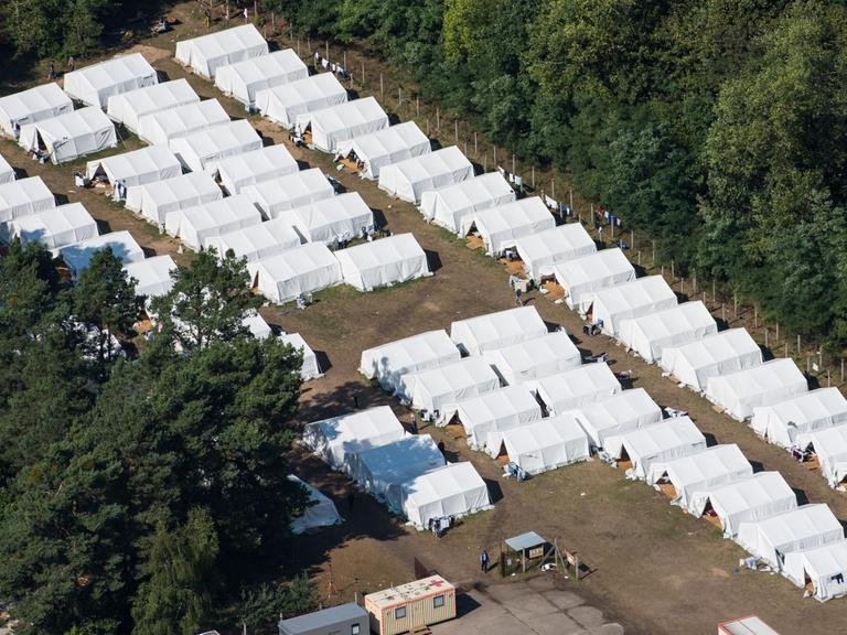 Dicht an dicht stehen Zelte für Flüchtlinge am 12.09.2015 auf dem Gelände der Erstaufnahmestelle für Asylbewerber in Eisenhüttenstadt (Brandenburg)