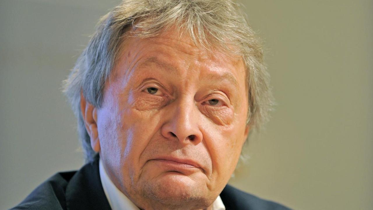 Meinungsforscher Klaus-Peter Schöppner gibt in Dresden Ergebnisse der Bevölkerungsbefragung 2014 bekannt. Meinungsforscher Klaus-Peter Schöppner gibt in Dresden Ergebnisse der Bevölkerungsbefragung 2014 bekannt.