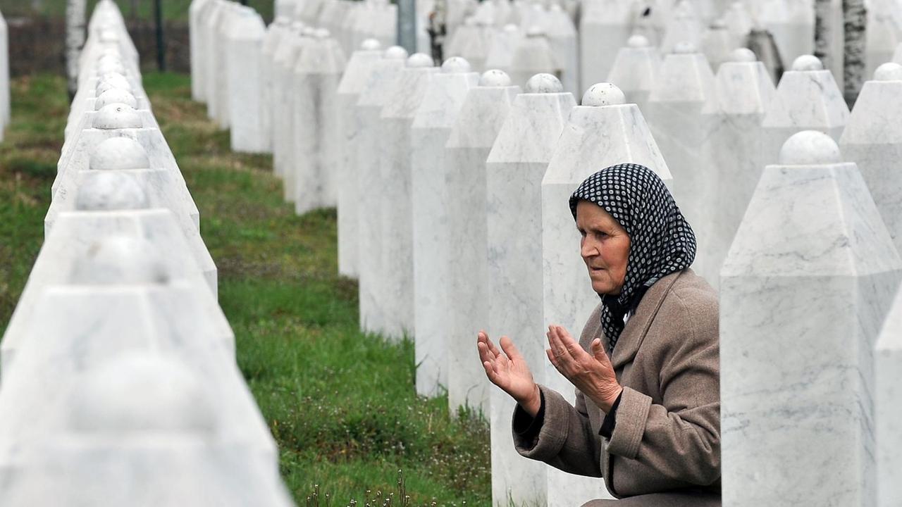 Bida Smajlovic, Überlebende von Srebrenica, betet am Grab ihres Mannes in der Gedenkstätte in Potocari.