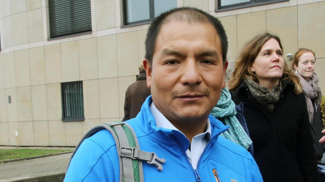 Der peruanische Bauer Saúl Luciano Lliuya steht in Essen (Nordrhein-Westfalen) vor dem Landgericht. Er hat den Energiekonzern RWE wegen CO2-Emissionen verklagt. Der peruanische Bauer Saúl Luciano Lliuya steht in Essen (Nordrhein-Westfalen) vor dem Landgericht. Er hat den Energiekonzern RWE wegen CO2-Emissionen verklagt.