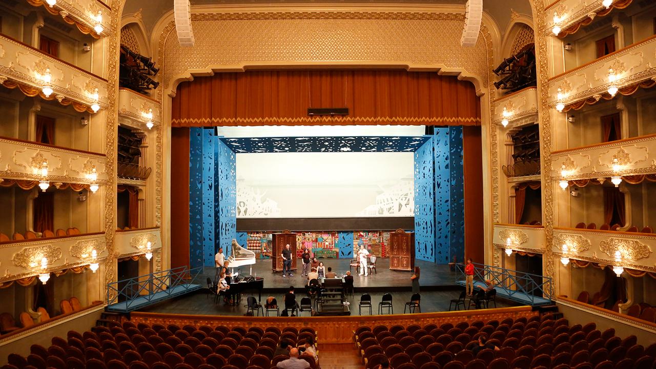 Blick in den Saal des Staatlichen Zakaria-Paliashvili-Theaters in Tiflis. Auf der Bühne findet eine Opernprobe statt. Blick in den Saal des Staatlichen Zakaria-Paliashvili-Theaters in Tiflis. Auf der Bühne findet eine Opernprobe statt.