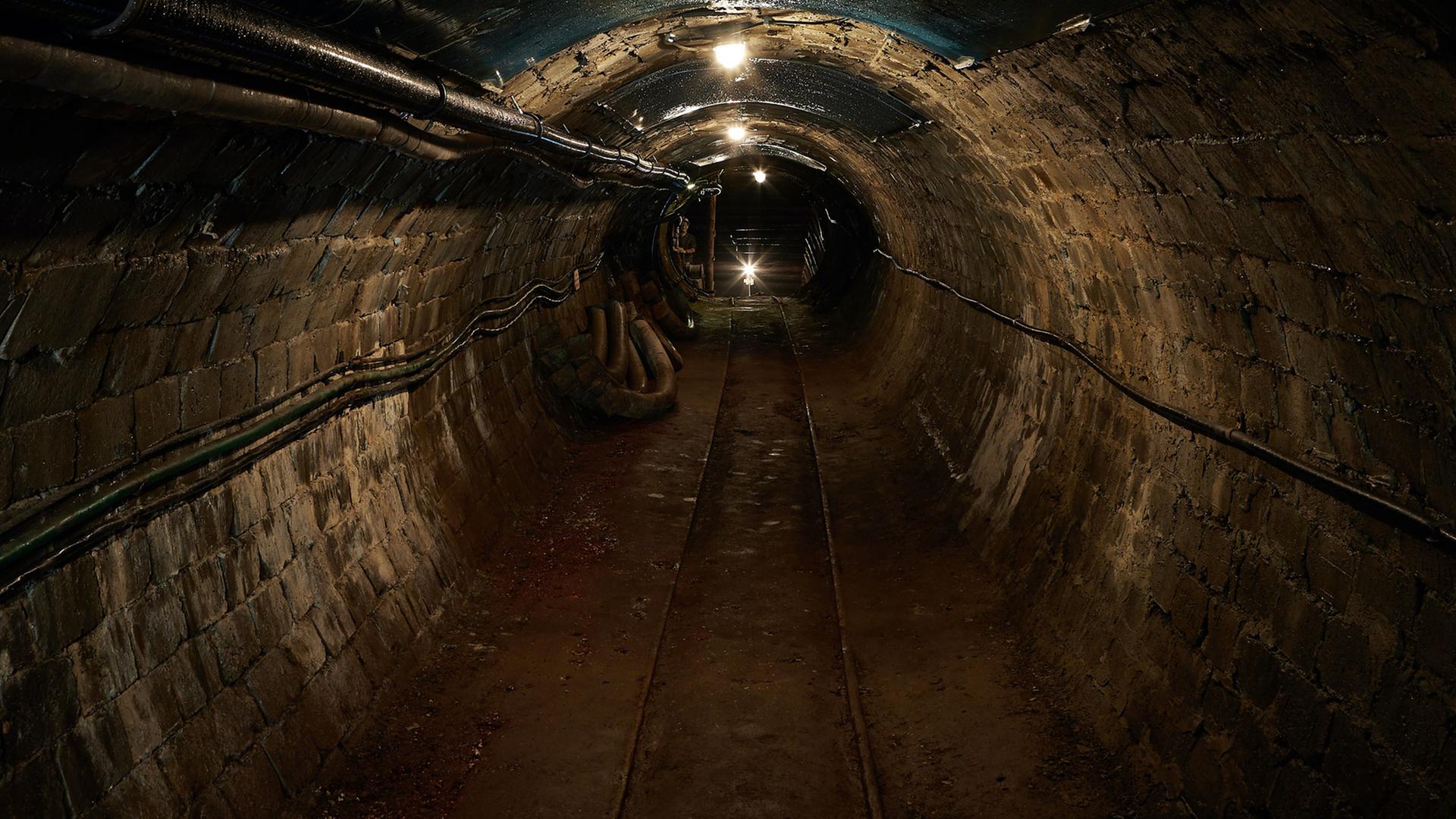 Ein beleuchteter Tunnel mit Gleisen. Ein beleuchteter Tunnel mit Gleisen.