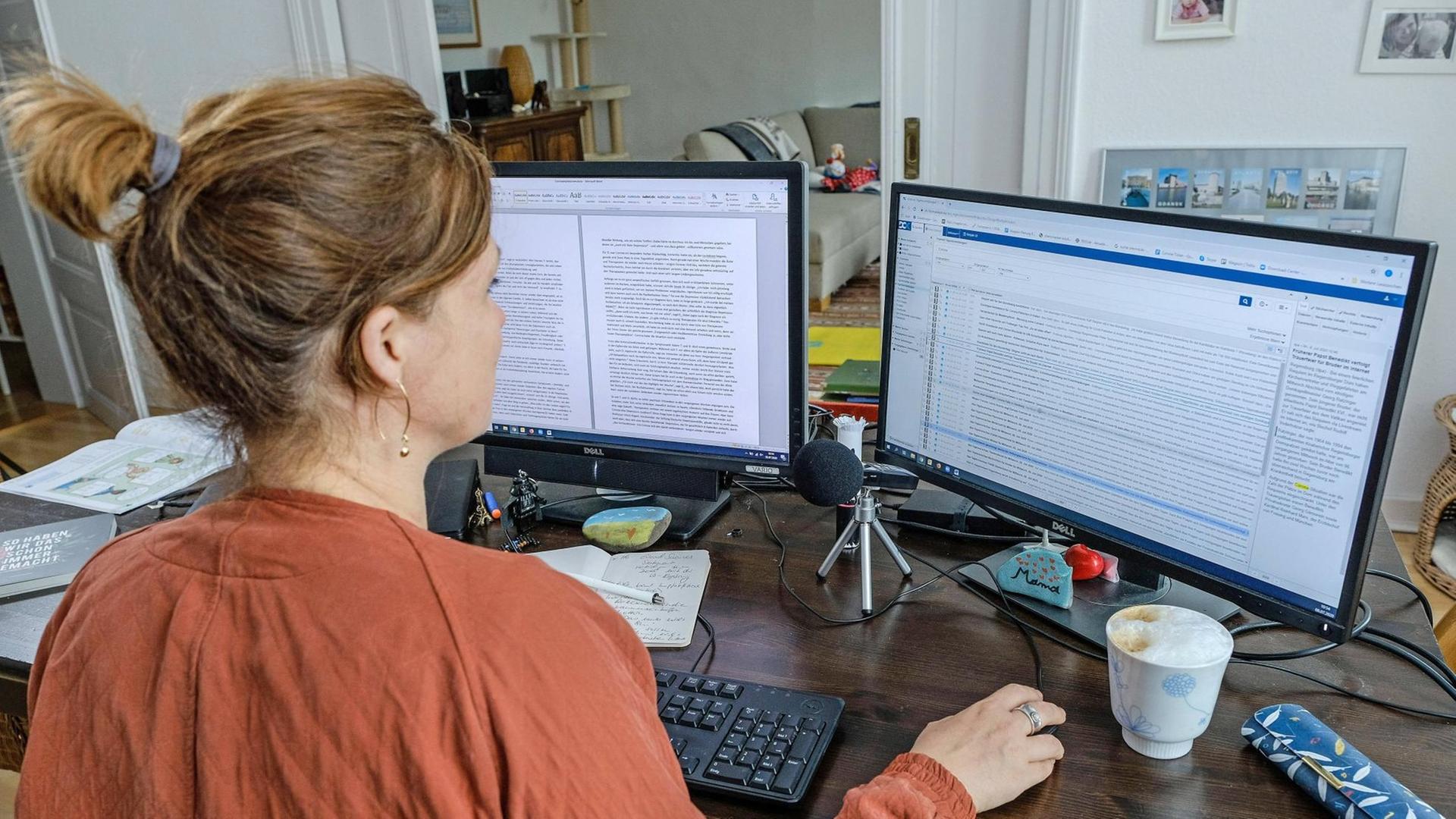 Eine Frau arbeitet am 08.07.2020 im Homeoffice. Eine Frau arbeitet am 08.07.2020 im Homeoffice.