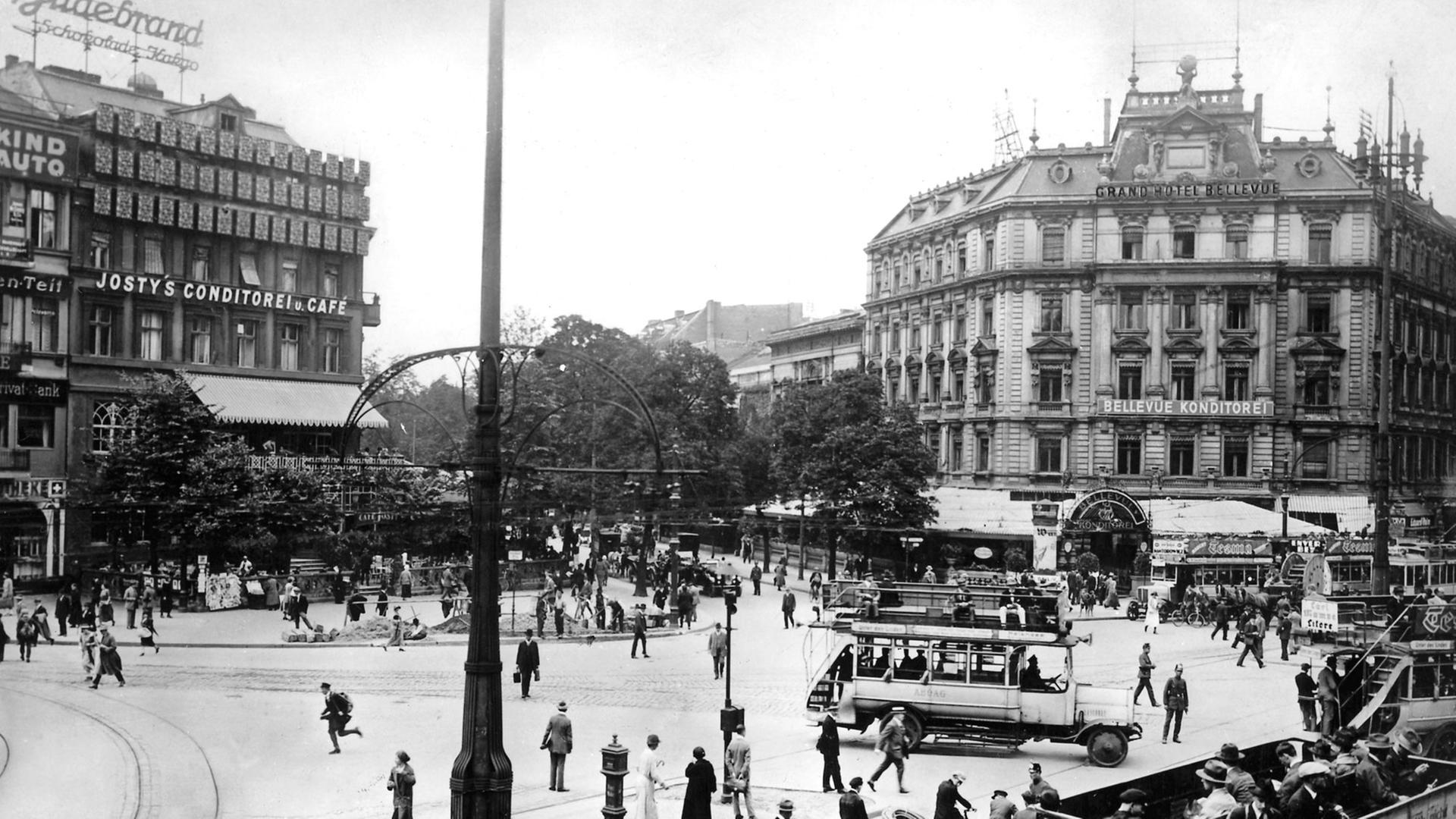 Reges Treiben auf dem Potsdamer Platz in der deutschen Hauptstadt Berlin im Jahre 1924. Reges Treiben auf dem Potsdamer Platz in der deutschen Hauptstadt Berlin im Jahre 1924.