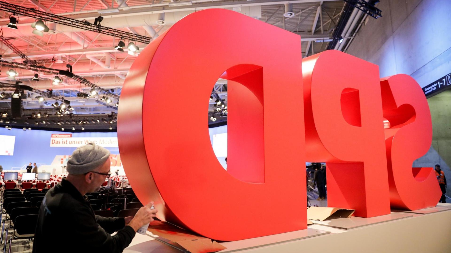 Das SPD-Logo wird am 06.12.2017 in Berlin im City Cube vor dem SPD-Bundesparteitag noch einmal rot angesprüht. Das SPD-Logo wird am 06.12.2017 in Berlin im City Cube vor dem SPD-Bundesparteitag noch einmal rot angesprüht.