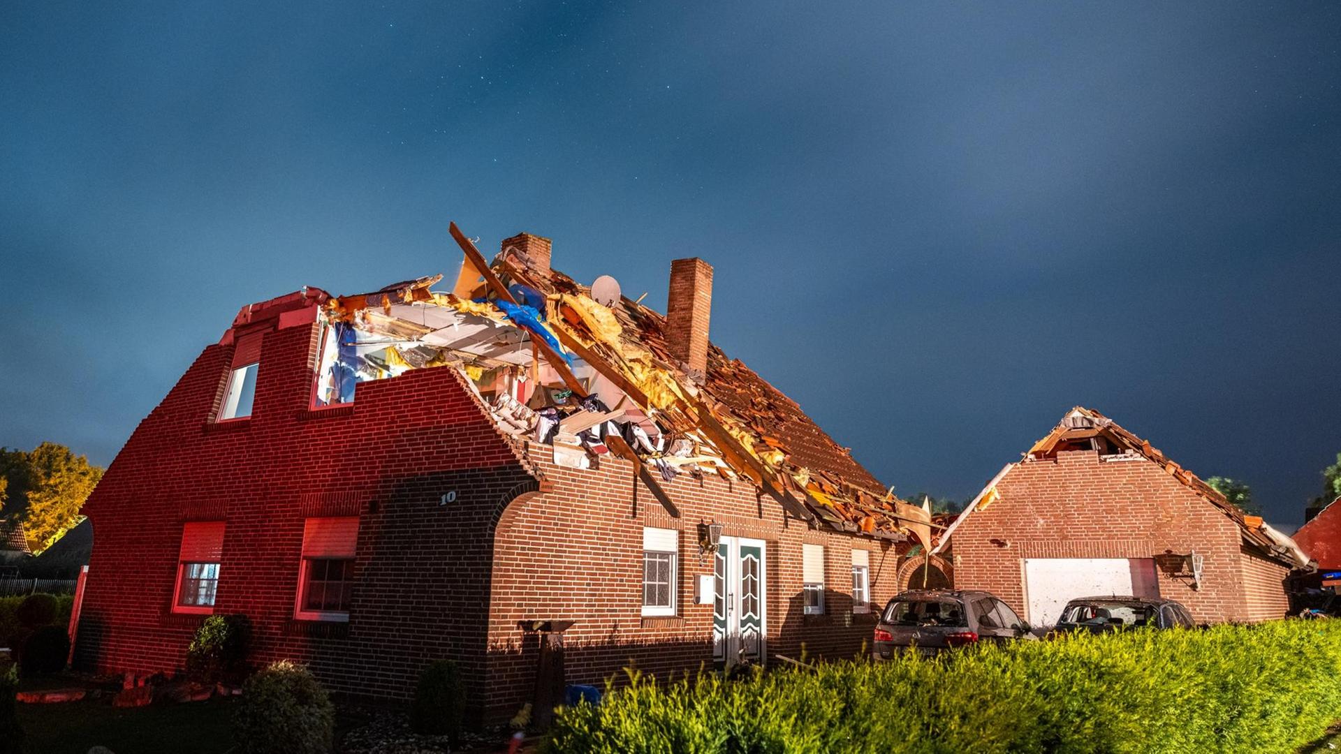 Der Sturm hat das Dach von einem Haus abgedeckt. Der Sturm hat das Dach von einem Haus abgedeckt.
