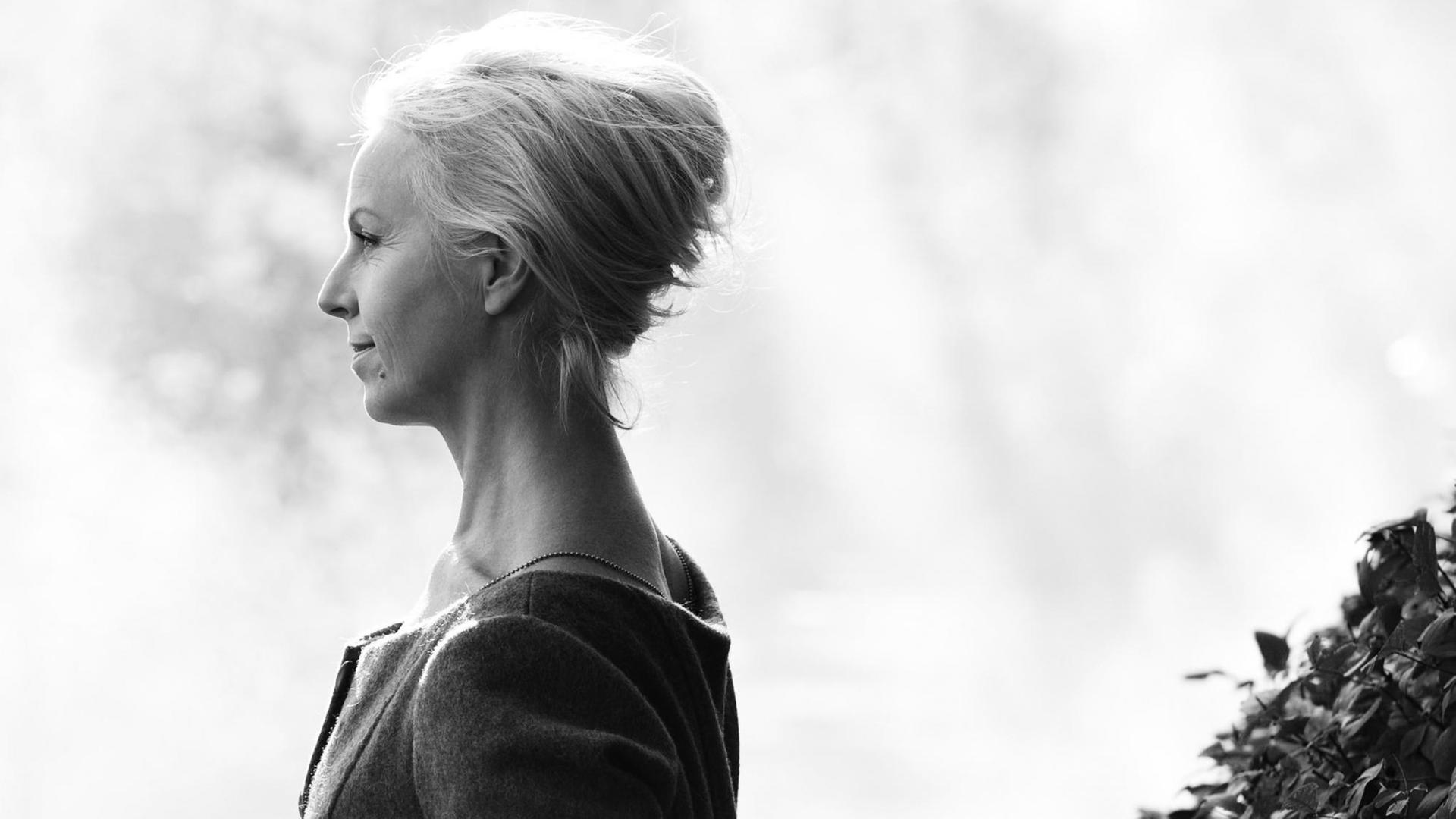 Die Sängerin ist im Profil zu sehen, den Blick in die Natur gerichtet. Die Sängerin ist im Profil zu sehen, den Blick in die Natur gerichtet.