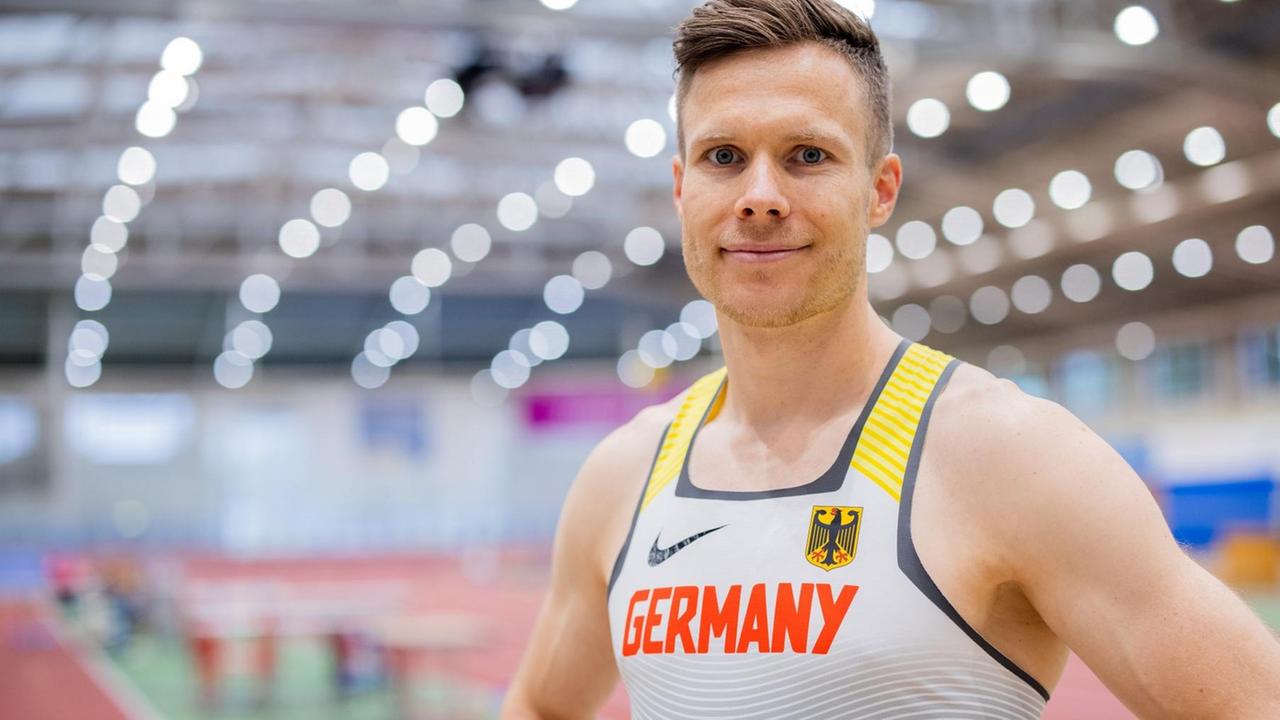 Der deutsche Para-Leichtathlet Markus Rehm im trikot steht in der Trainingshalle in Leverkusen Der deutsche Para-Leichtathlet Markus Rehm im trikot steht in der Trainingshalle in Leverkusen
