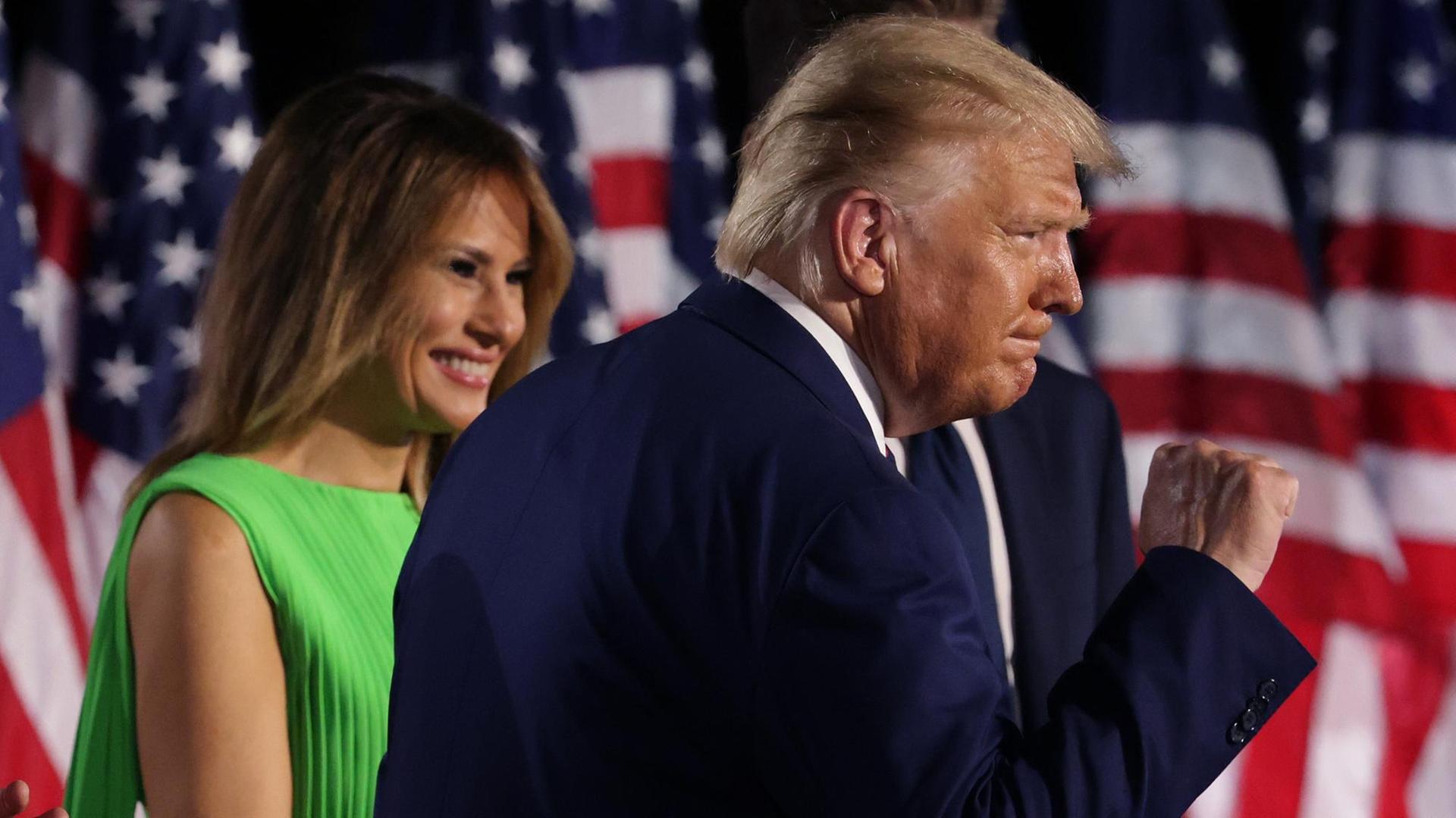 U.S. Präsident Donald Trump mit seinen Familienmitgliedern nach der Nominierungsrede im Weißen Haus am 27.August 2020 in Washington, DC. Trump hatte vor 1500 geladenen Gästen gesprochen. U.S. Präsident Donald Trump mit seinen Familienmitgliedern nach der Nominierungsrede im Weißen Haus am 27.August 2020 in Washington, DC. Trump hatte vor 1500 geladenen Gästen gesprochen.