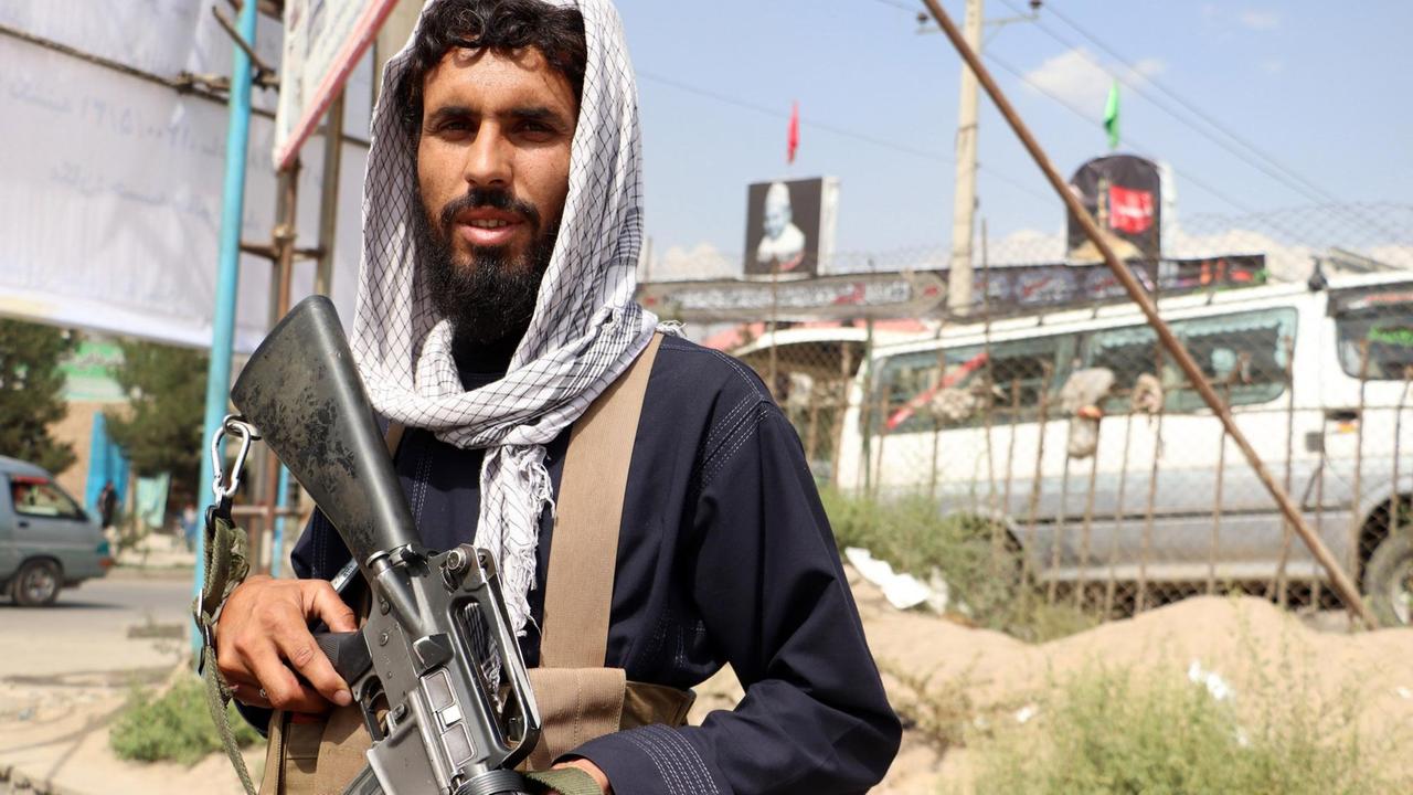Ein bewaffneter Talibankämper auf Patrouille in Kabul. Ein bewaffneter Talibankämper auf Patrouille in Kabul.