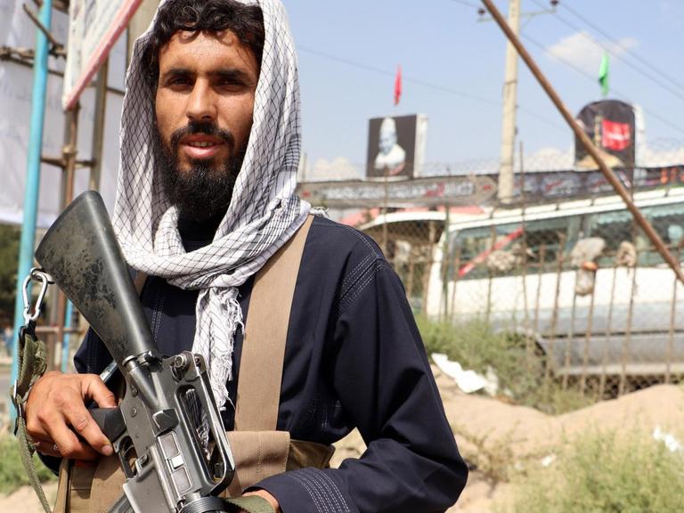 Ein bewaffneter Talibankämper auf Patrouille in Kabul