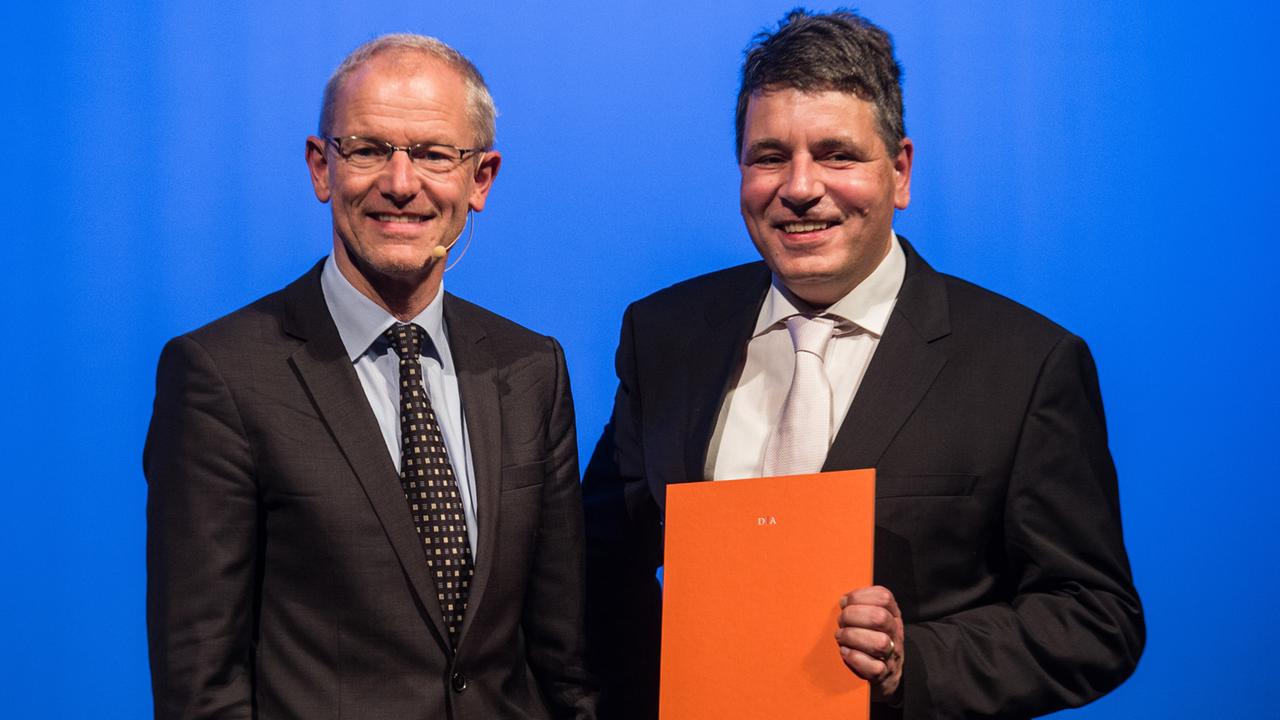 Heinrich Detering, der Präsident der Deutschen Akademie für Sprache und Dichtung, und Marcel Beyer bei der Verleihung des Georg-Büchner-Preis am 5. November 2016 in Darmstadt Heinrich Detering, der Präsident der Deutschen Akademie für Sprache und Dichtung, und Marcel Beyer bei der Verleihung des Georg-Büchner-Preis am 5. November 2016 in Darmstadt