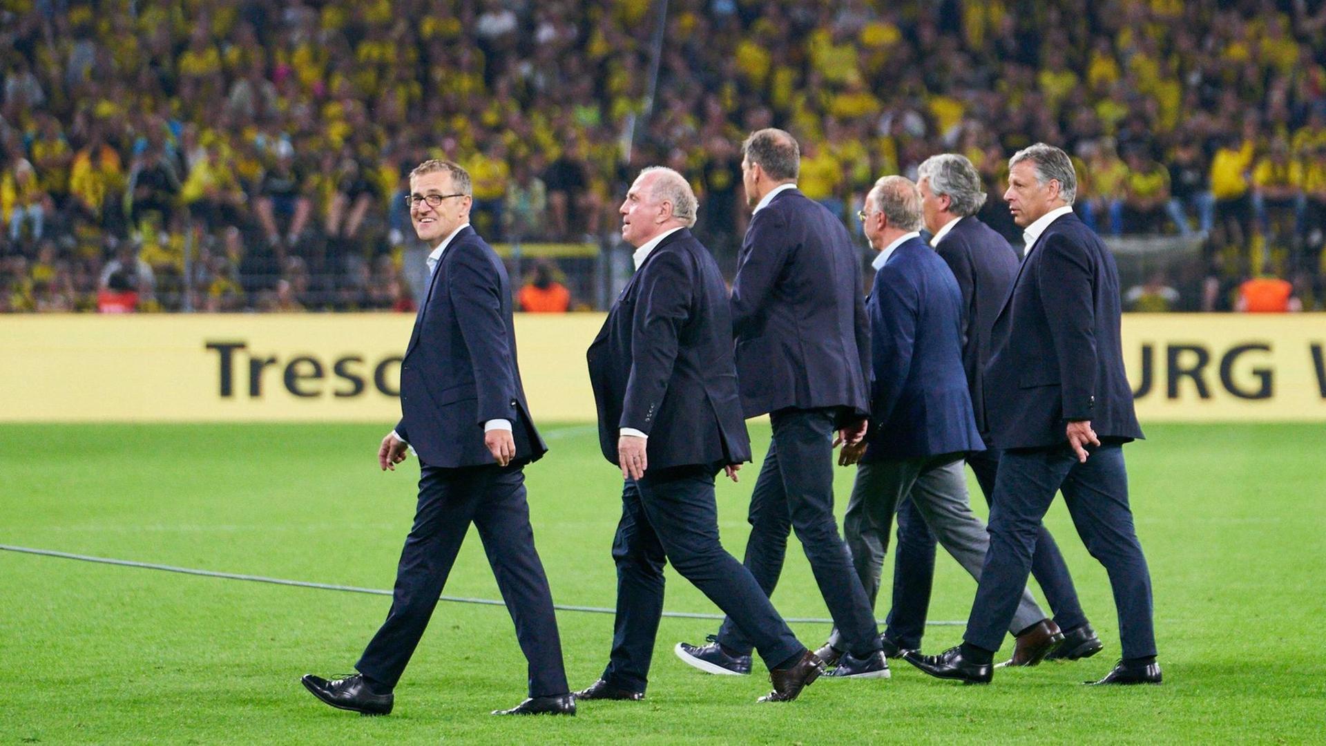 Führungsriege des FC Bayern läuft über das Spielfeld im Signal Iduna Stadion. Führungsriege des FC Bayern läuft über das Spielfeld im Signal Iduna Stadion.