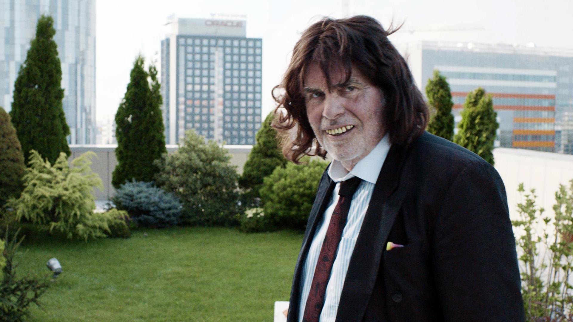 Der österreichische Schauspieler Peter Simonischek als Winfried/Toni in einer Szene aus "Toni Erdmann", dem deutschen Wettbewerbsbeitrag der Regisseurin Maren Ade beim Filmfestival in Cannes. Der österreichische Schauspieler Peter Simonischek als Winfried/Toni in einer Szene aus "Toni Erdmann", dem deutschen Wettbewerbsbeitrag der Regisseurin Maren Ade beim Filmfestival in Cannes.