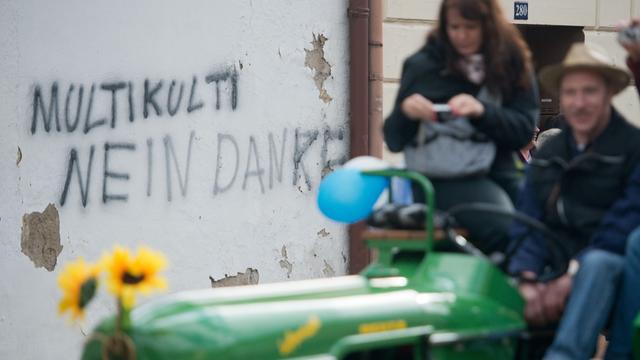 An einem Haus in Loitz (Mecklenburg-Vorpommern) steht am 06.10.2013 der Schriftzug " Multikulti nein Danke".