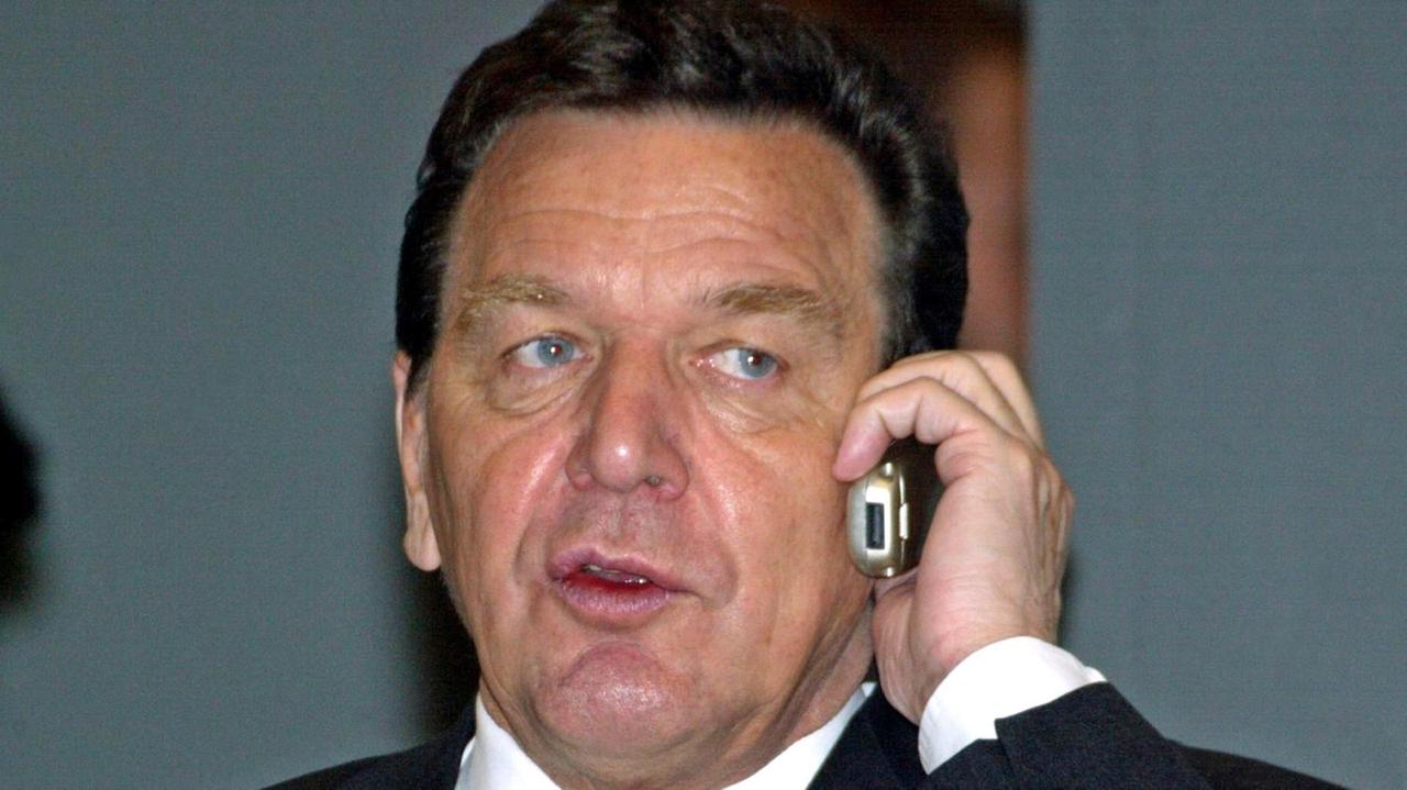 Gerhard Schröders Telefon soll seit 2002 überwacht worden sein. Gerhard Schröders Telefon soll seit 2002 überwacht worden sein.
