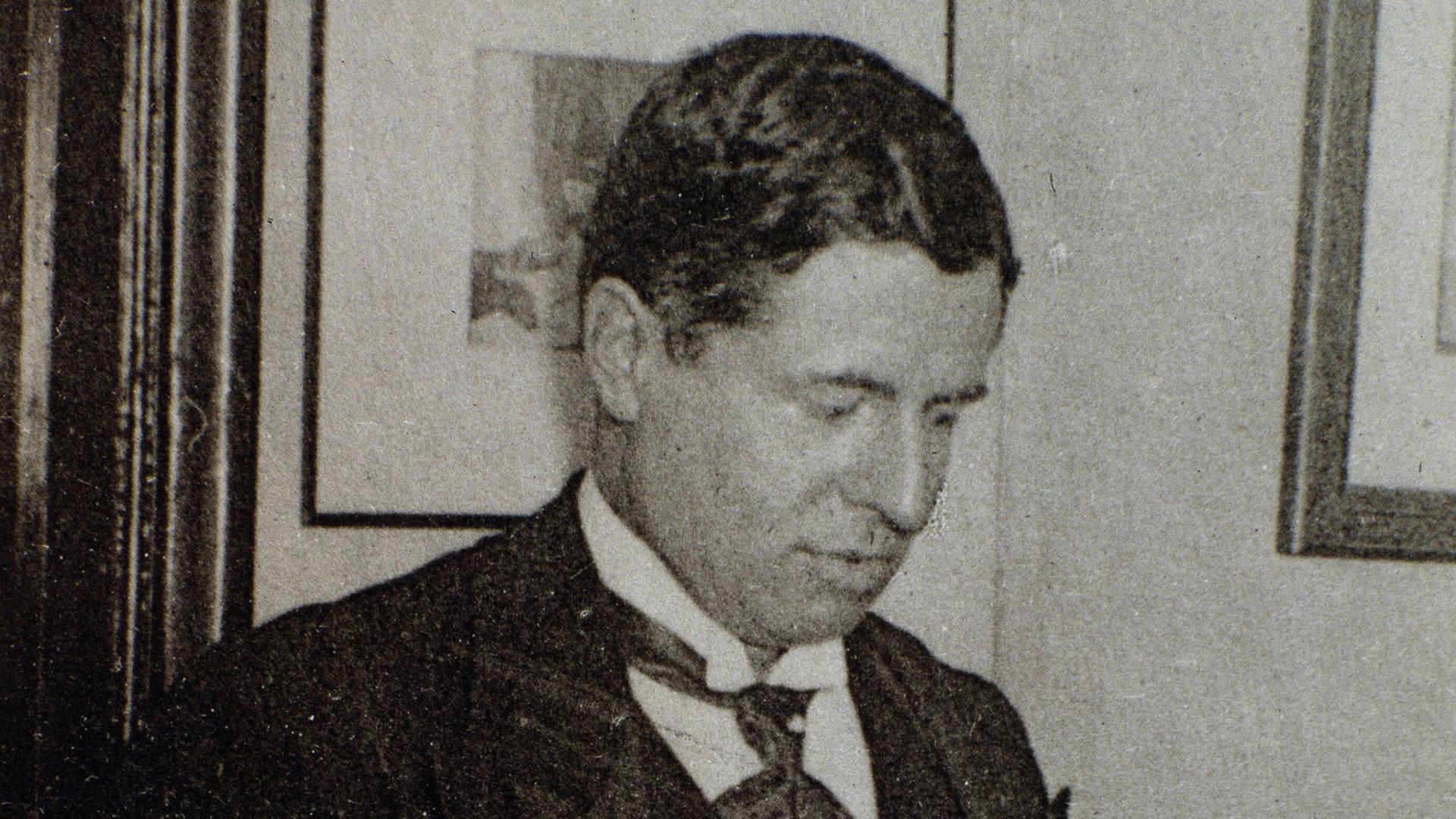 Schwarz-weiß-Porträtfoto des französischen Komponisten Albéric Magnard (1865-1914) Schwarz-weiß-Porträtfoto des französischen Komponisten Albéric Magnard (1865-1914)