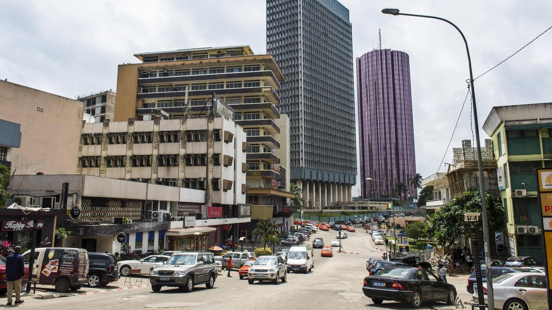 Straße in Abidjan, einer Stadt in der Elfenbeinküste: Mit dem Land geht es wirtschaftlich aufwärts. Doch die politischen Lager spalten das Land nach wie vor. Straße in Abidjan, einer Stadt in der Elfenbeinküste: Mit dem Land geht es wirtschaftlich aufwärts. Doch die politischen Lager spalten das Land nach wie vor.