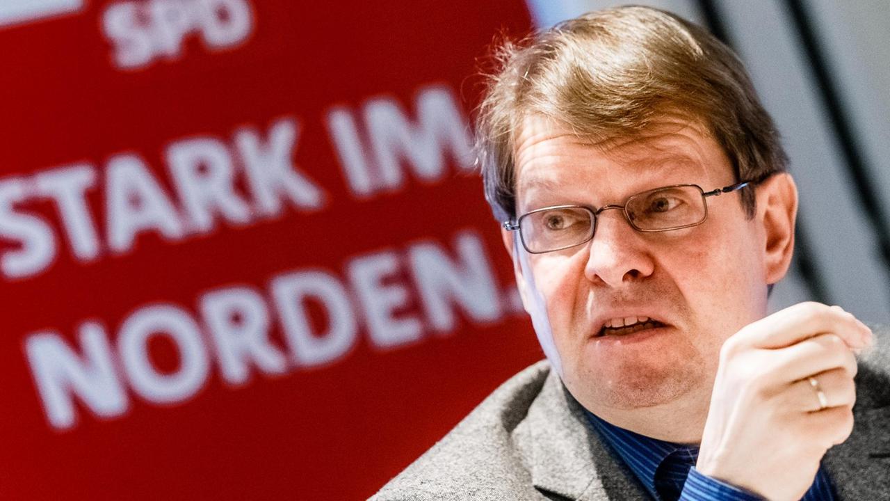 Stegner spricht vor einem roten Plakat mit der Aufschrift "SPD- Stark im Norden". Stegner spricht vor einem roten Plakat mit der Aufschrift "SPD- Stark im Norden".