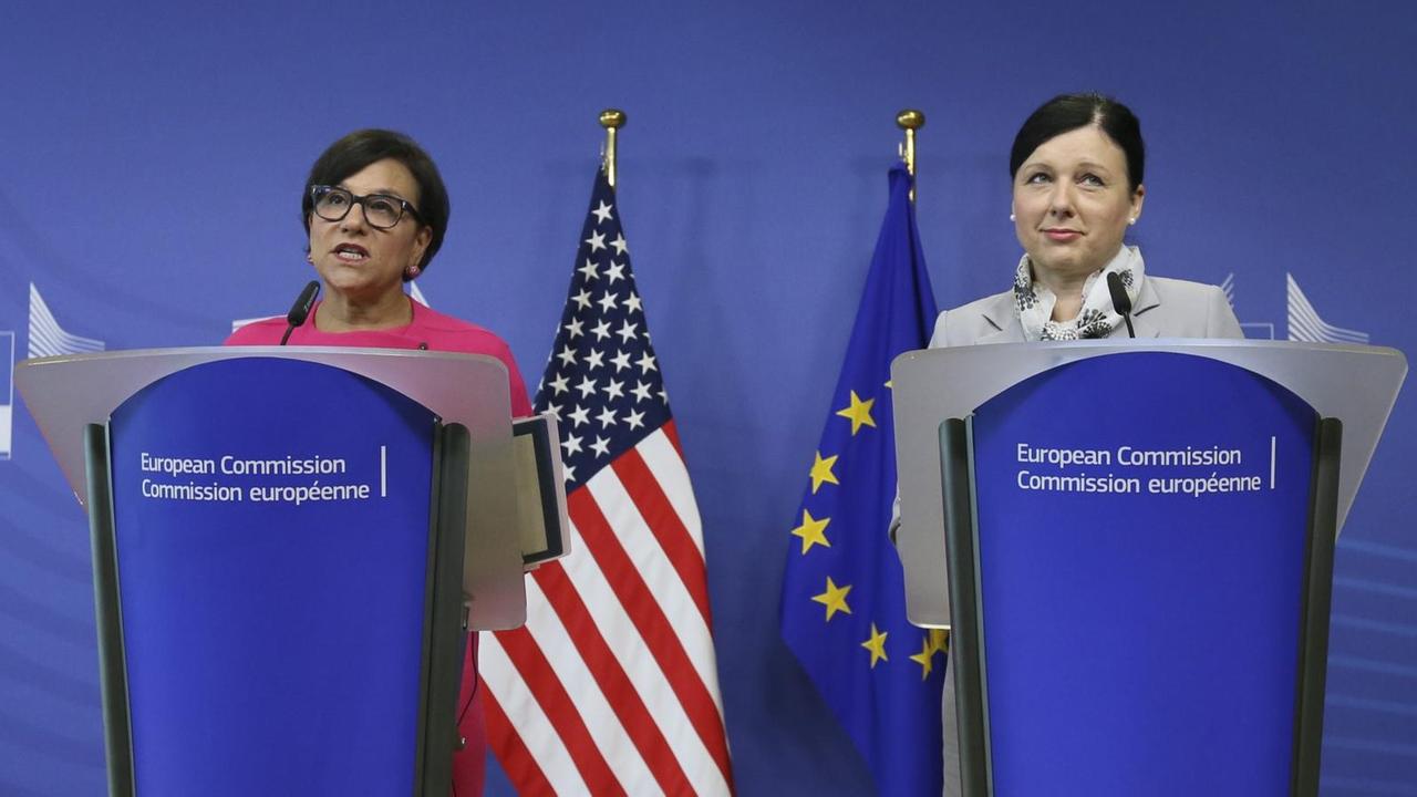 Die US-Handelsministerin Penny Pritzker (links) und die EU-Justizkommissarin Vera Jourova sprechen in Brüssel über das Datenschutzabkommen "Privacy Shield".