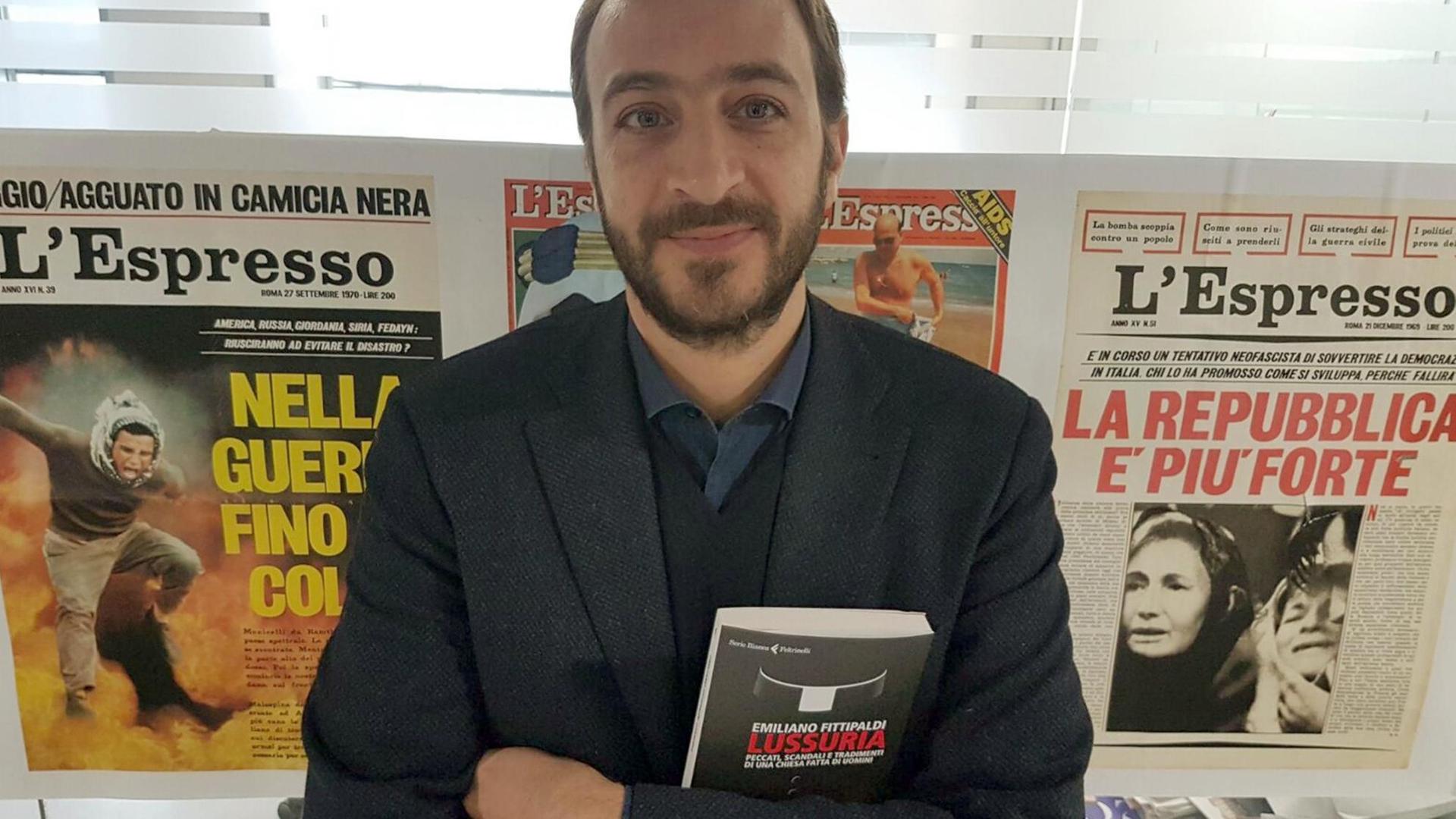 Der italienische Enthüllungsjournalist Emiliano Fittipaldi steht am 16.01.2017 in Rom in seiner Redaktion und hält sein neues Buch "Lussuria", das sich mit Kindesmissbrauch in der katholischen Kirche beschäftigt. (zu dpa "Wie der Missbrauchs-Skandal im Vatikan weiter brodelt" vom 18.01.2017) Foto: Stefania Fumo/dpa | Verwendung weltweit Der italienische Enthüllungsjournalist Emiliano Fittipaldi steht am 16.01.2017 in Rom in seiner Redaktion und hält sein neues Buch "Lussuria", das sich mit Kindesmissbrauch in der katholischen Kirche beschäftigt. (zu dpa "Wie der Missbrauchs-Skandal im Vatikan weiter brodelt" vom 18.01.2017) Foto: Stefania Fumo/dpa | Verwendung weltweit
