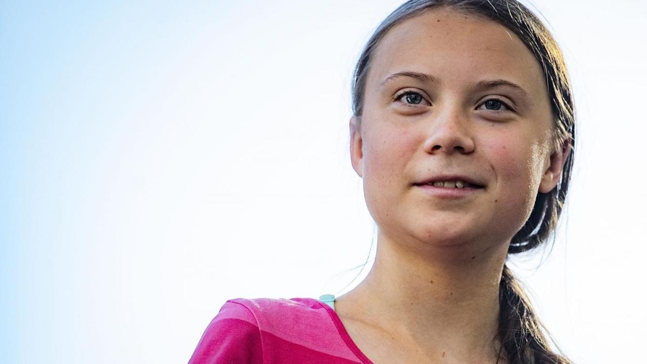 Porträt der schwedischen Klimaaktivistin Greta Thunberg, die lächelt Porträt der schwedischen Klimaaktivistin Greta Thunberg, die lächelt