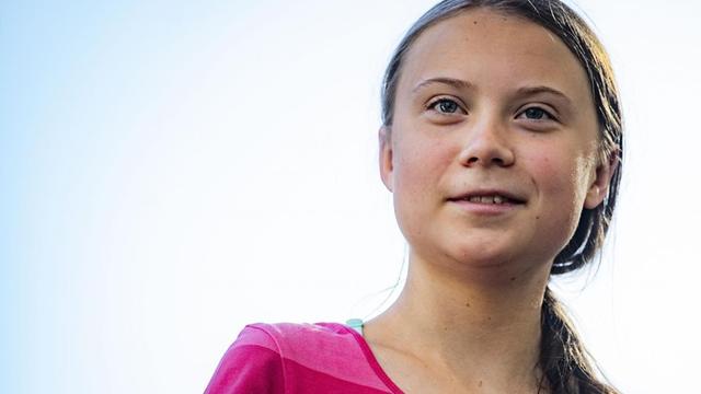 Porträt der schwedischen Klimaaktivistin Greta Thunberg, die lächelt
