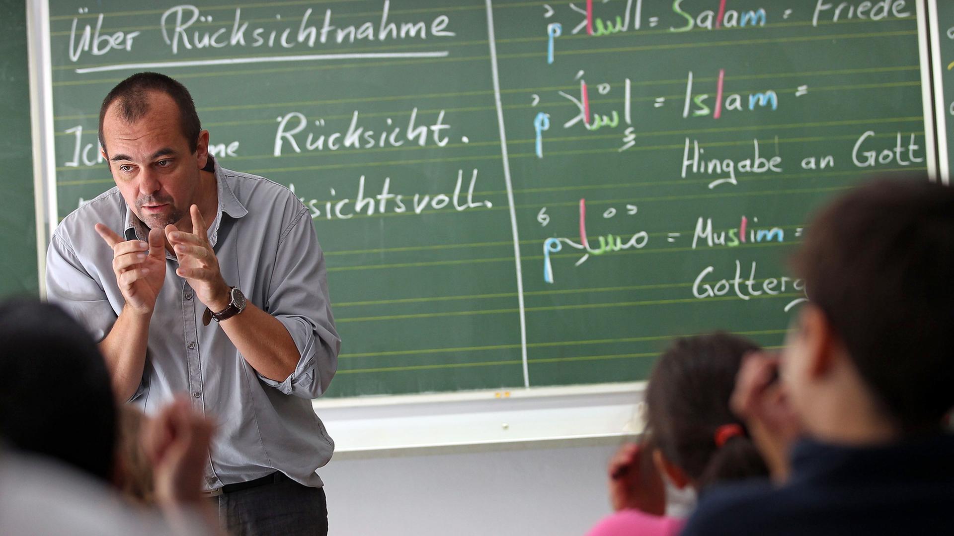 Der Religionslehrer Ridwan Bauknecht steht am 27.8.2012 in Bonn an der Robert-Koch-Schule im Islamunterricht vor der Klasse. Der Religionslehrer Ridwan Bauknecht steht am 27.8.2012 in Bonn an der Robert-Koch-Schule im Islamunterricht vor der Klasse.