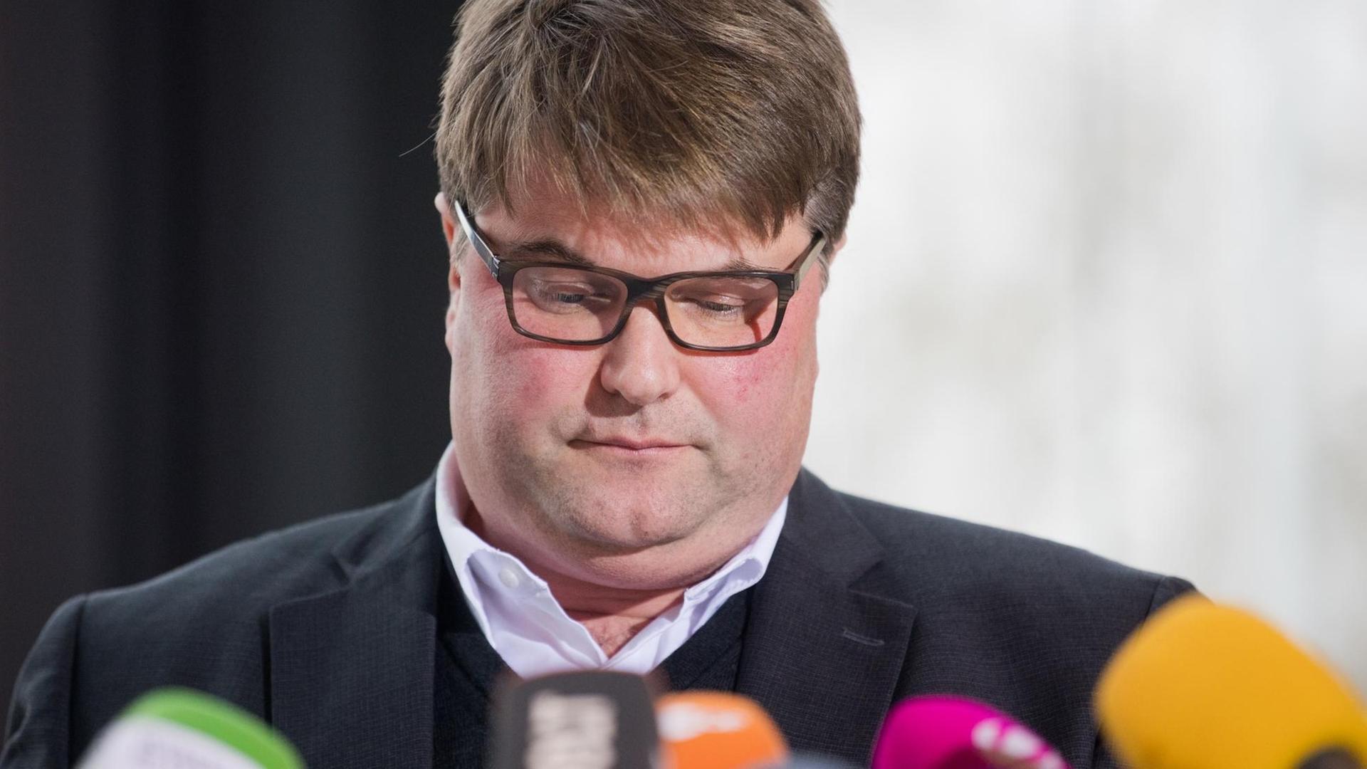Hameln: Tjark Bartels (SPD), Landrat des Kreises Hameln-Pyrmont, spricht bei einer Pressekonferenz im Kreishaus. Nach dem jahrelangen Kindesmissbrauch auf einem Campingplatz in Lügde an der Grenze von Nordrhein-Westfalen und Niedersachsen wird auch die Rolle der Jugendämter untersucht. Dabei geht es um ein Mädchen, das sich in der Obhut des heutigen Hauptverdächtigen befand. Die Mutter des Kindes wohnt nach Behördenangaben im Kreis Hameln-Pyrmont. Foto: Julian Stratenschulte/dpa | Verwendung weltweit Hameln: Tjark Bartels (SPD), Landrat des Kreises Hameln-Pyrmont, spricht bei einer Pressekonferenz im Kreishaus. Nach dem jahrelangen Kindesmissbrauch auf einem Campingplatz in Lügde an der Grenze von Nordrhein-Westfalen und Niedersachsen wird auch die Rolle der Jugendämter untersucht. Dabei geht es um ein Mädchen, das sich in der Obhut des heutigen Hauptverdächtigen befand. Die Mutter des Kindes wohnt nach Behördenangaben im Kreis Hameln-Pyrmont. Foto: Julian Stratenschulte/dpa | Verwendung weltweit