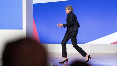 Die britische Premierministerin Theresa May betritt die Bühne des Parteitages der Konservativen tanzend nach dem Titel "Dancing Queen" von ABBA. Birmingham, West Midlands, UK, 3.10.2018.