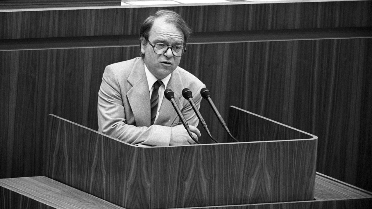 DDR - Volkskammertagung zur Deutschen Einheit. Richard Schröder, Fraktionsvorsitzender der SPD-Fraktion, spricht zum Plenum. DDR - Volkskammertagung zur Deutschen Einheit. Richard Schröder, Fraktionsvorsitzender der SPD-Fraktion, spricht zum Plenum.