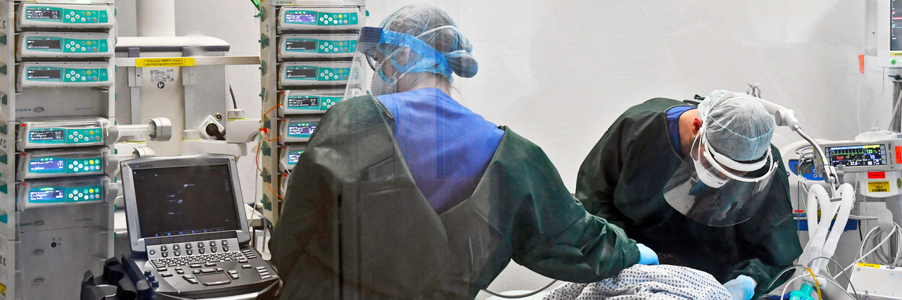 Zwei Mitarbeitende des Universitätsklinikums Essen auf der Intensivstation im Corona-Jahr 2020. Zwei Mitarbeitende des Universitätsklinikums Essen auf der Intensivstation im Corona-Jahr 2020.