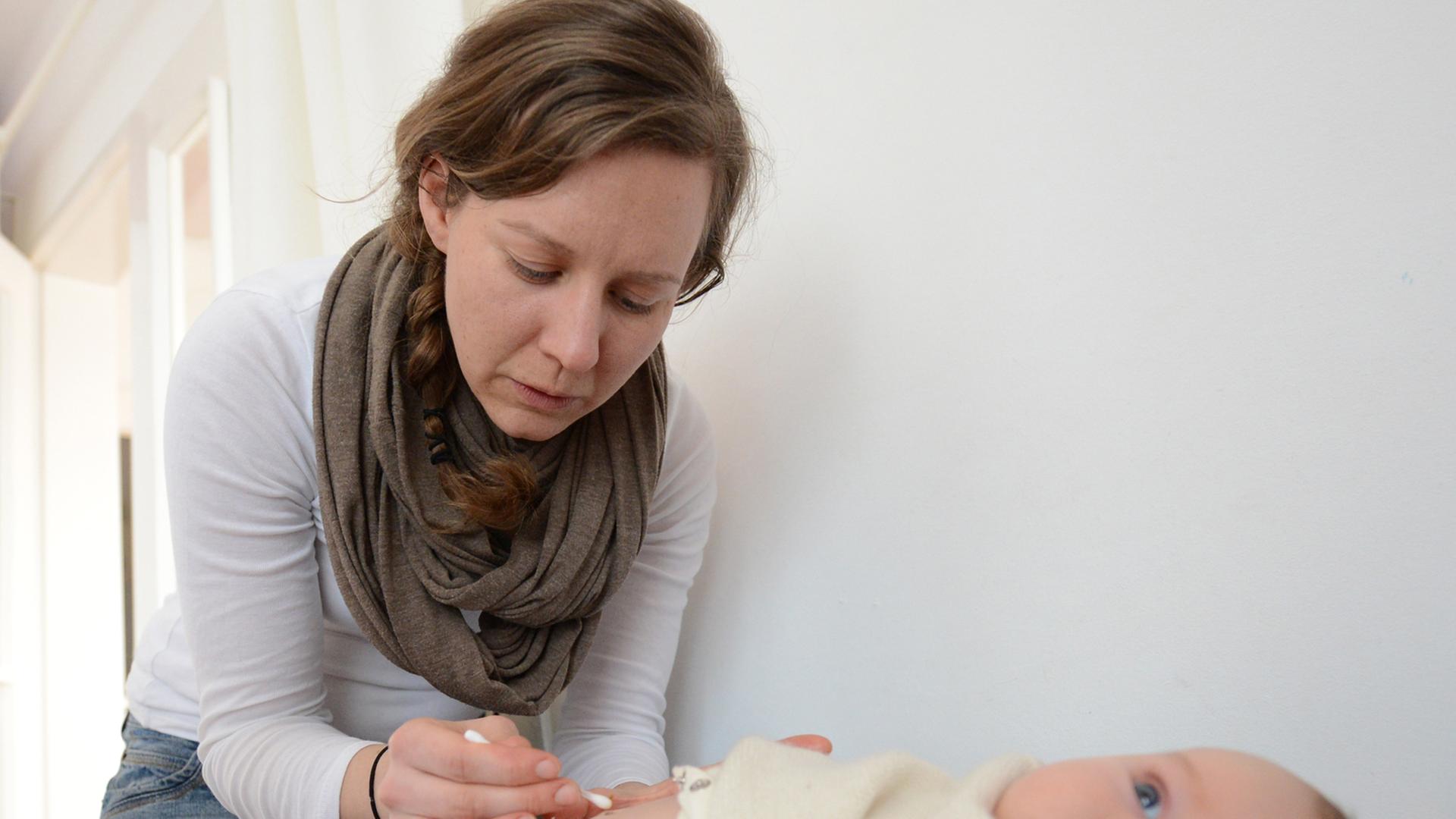 Die Hebamme Lena Ehlebracht untersucht am 06.03.2014 in Stuttgart (Baden-Württemberg) ein Baby. Die Hebamme Lena Ehlebracht untersucht am 06.03.2014 in Stuttgart (Baden-Württemberg) ein Baby.