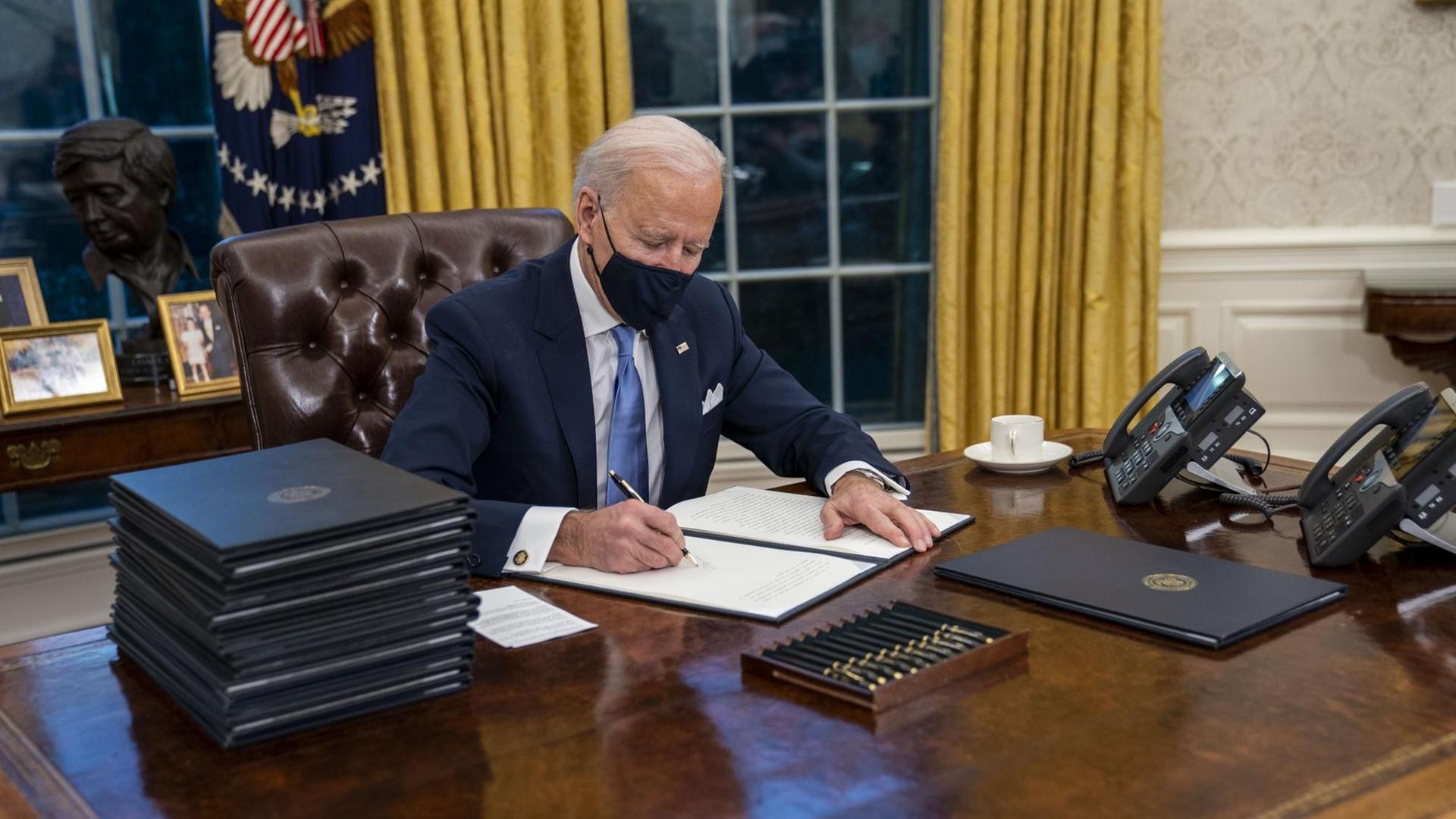 Joe Biden unterzeichnet an seinem ersten Amtstag mehrere Dekrete. Joe Biden unterzeichnet an seinem ersten Amtstag mehrere Dekrete.