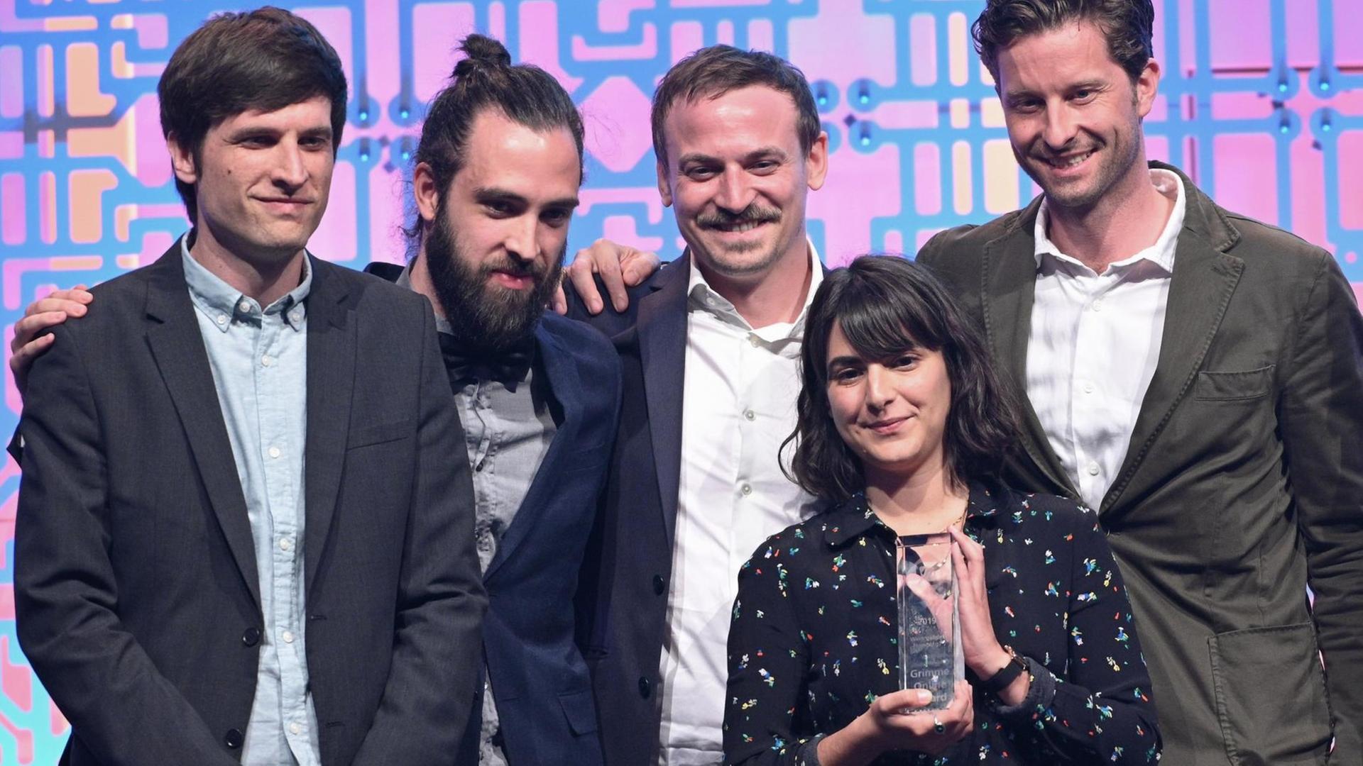 Das Team von "Wem gehört Hamburg" steht bei der Verleihung der Grimme Online Awards mit dem Preis in der Kategorie "Information" für die Online-Plattform "Wem gehört Hamburg" auf der Bühne, aufgenommen am 19.06.2019. Das Team von "Wem gehört Hamburg" steht bei der Verleihung der Grimme Online Awards mit dem Preis in der Kategorie "Information" für die Online-Plattform "Wem gehört Hamburg" auf der Bühne, aufgenommen am 19.06.2019.