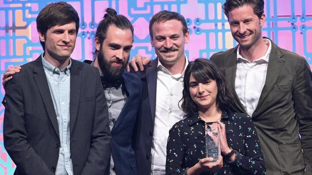 Das Team von "Wem gehört Hamburg" steht bei der Verleihung der Grimme Online Awards mit dem Preis in der Kategorie "Information" für die Online-Plattform "Wem gehört Hamburg" auf der Bühne, aufgenommen am 19.06.2019.