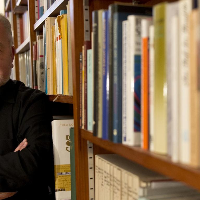 Der deutsche Philosoph und Schriftsteller Rüdiger Safranski in seinem Wohnhaus in Badenweiler (Landkreis Breisgau-Hochschwarzwald). Der deutsche Philosoph und Schriftsteller Rüdiger Safranski in seinem Wohnhaus in Badenweiler (Landkreis Breisgau-Hochschwarzwald).