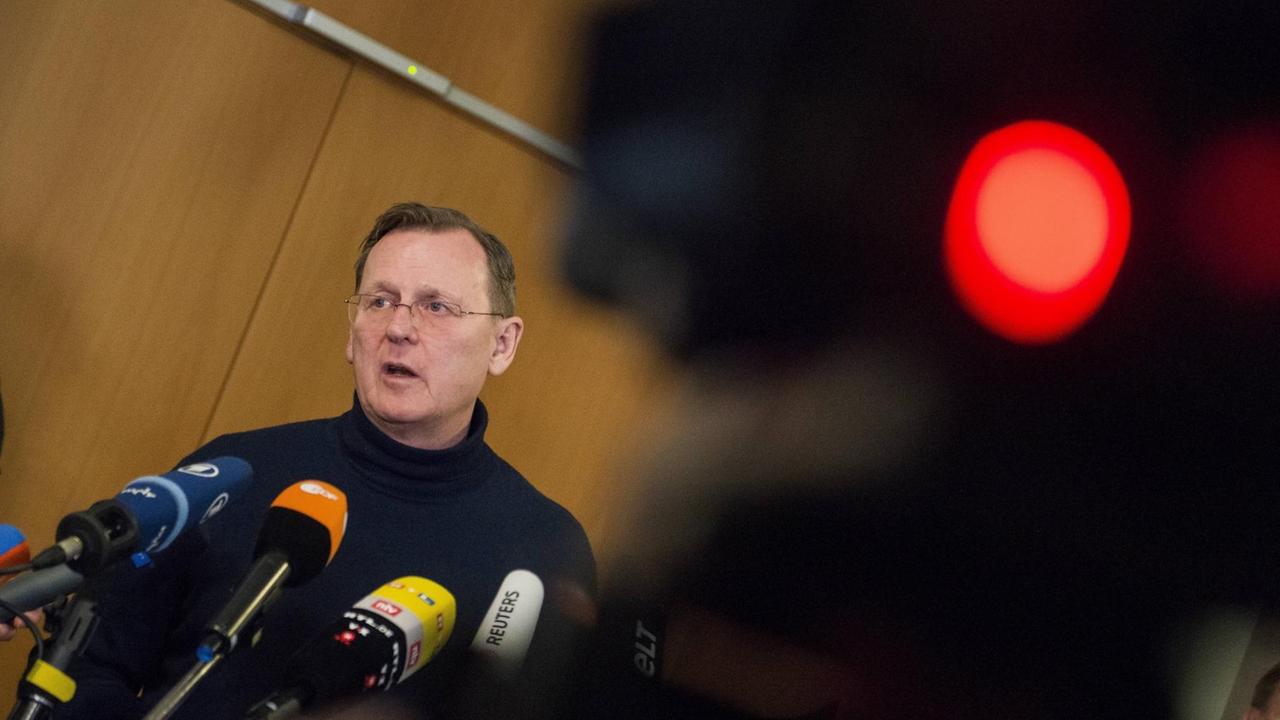 Bodo Ramelow spricht im Thüringer Landtag in mehrere Mikrofone. Bodo Ramelow spricht im Thüringer Landtag in mehrere Mikrofone.